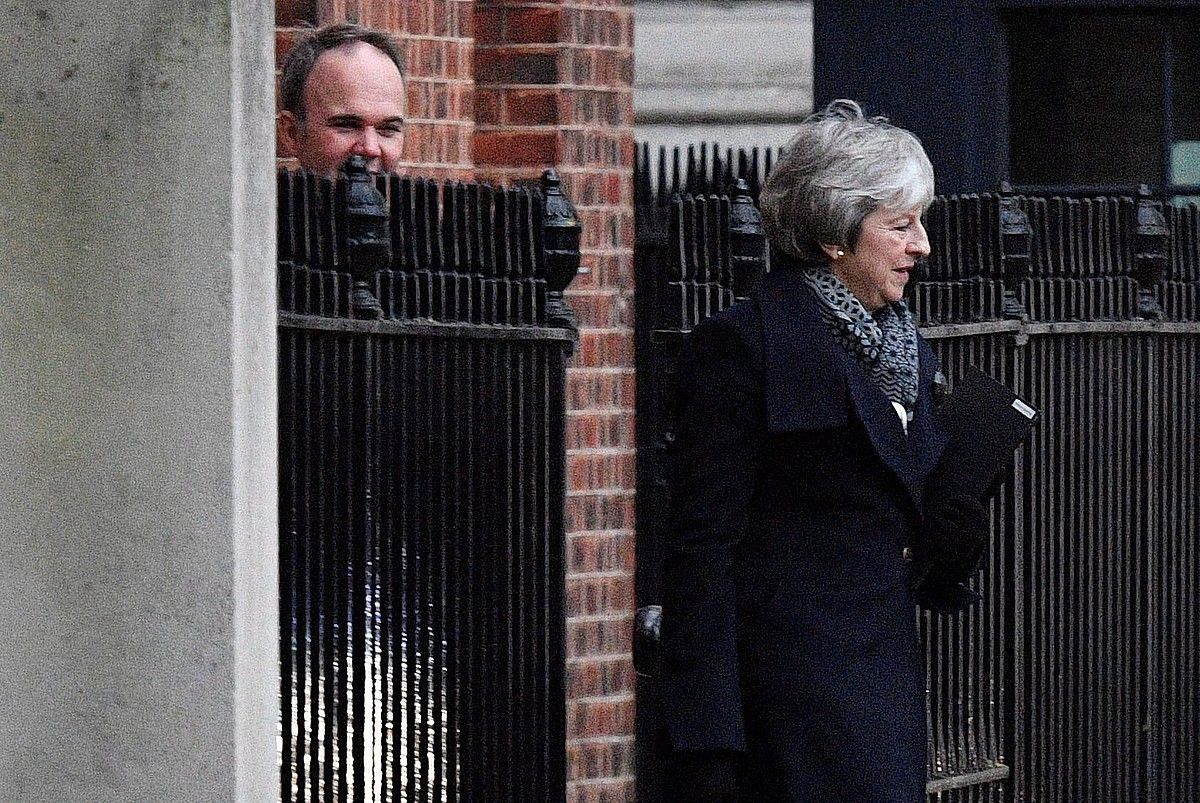 Theresa May Erresuma Batuko lehen ministroa, atzo, Downing Streeteko 10. zenbakitik ateratzen, Londresen. NEIL HALL / EFE.
