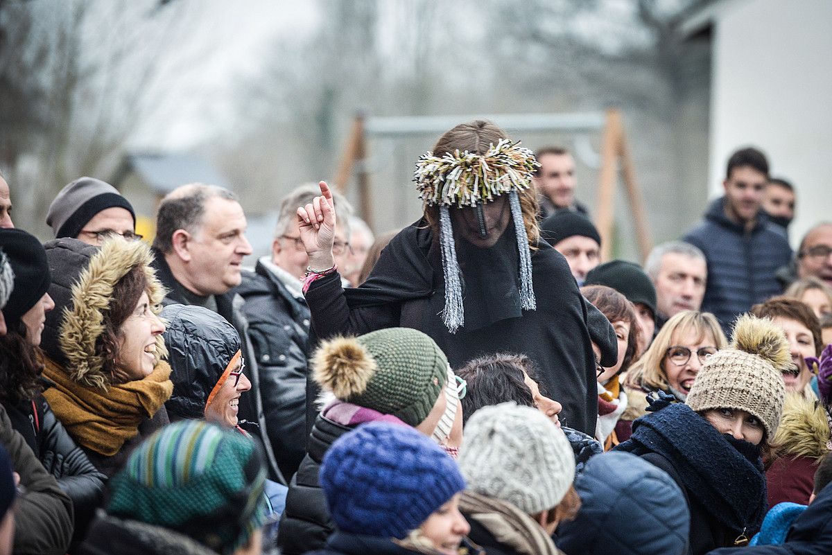 Urdiñarben talde berri bat agertu da, neskez osatua; belagileak naturaren ordezkariak dira. I. MIQUELESTORENA.