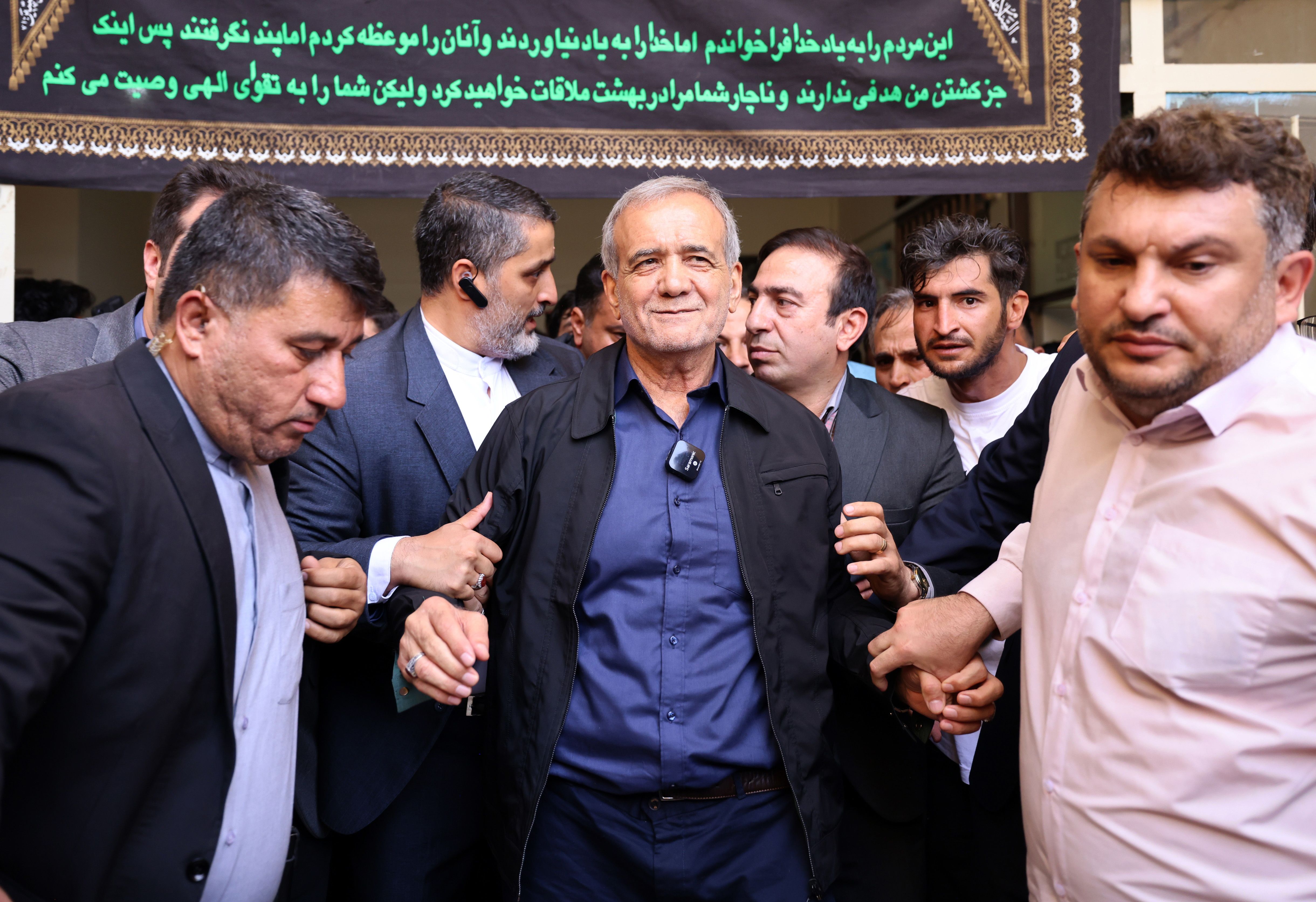 Masud Pezexkian erreformista, ostiralean, Ghaleh Hasan Khan herrian, bozkatu ostean. EFE