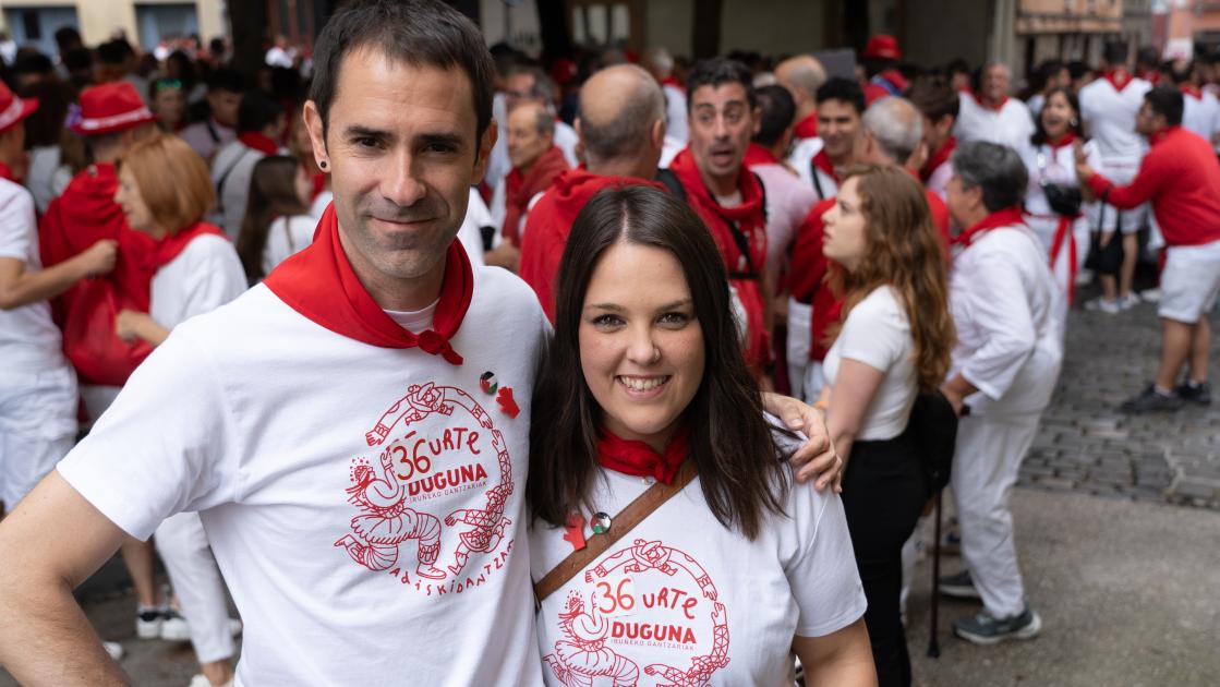 Aritz Ibañez eta Itxaso Martinez de la Pera, Dugunaren egoitzaren kanpoaldean. JAGOBA MANTEROLA / FOKU