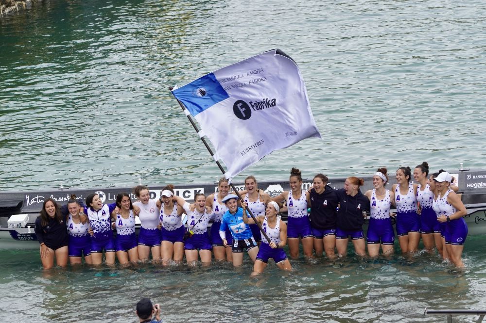 Arraun Lagunak-eko arraunlariak bandera astintzen Donostiako kaian. ANDONI CANELLADA / FOKU Arraun Lagunak-eko arraunlariak bandera astintzen Donostiako kaian. ANDONI CANELLADA / FOKU