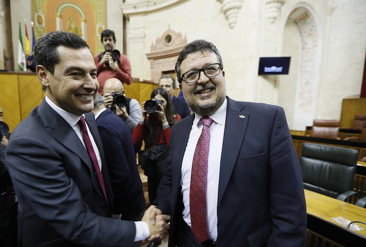 Juanma Moreno Andaluziako presidente berria —ezkerrean—, eta Francisco Serrano Andaluziako Voxen liderra, atzo, elkarri bostekoa ematen. JOSE MANUEL VIDAL / EFE. Juanma Moreno Andaluziako presidente berria —ezkerrean—, eta Francisco Serrano Andaluziako Voxen liderra, atzo, elkarri bostekoa ematen. JOSE MANUEL VIDAL / EFE.