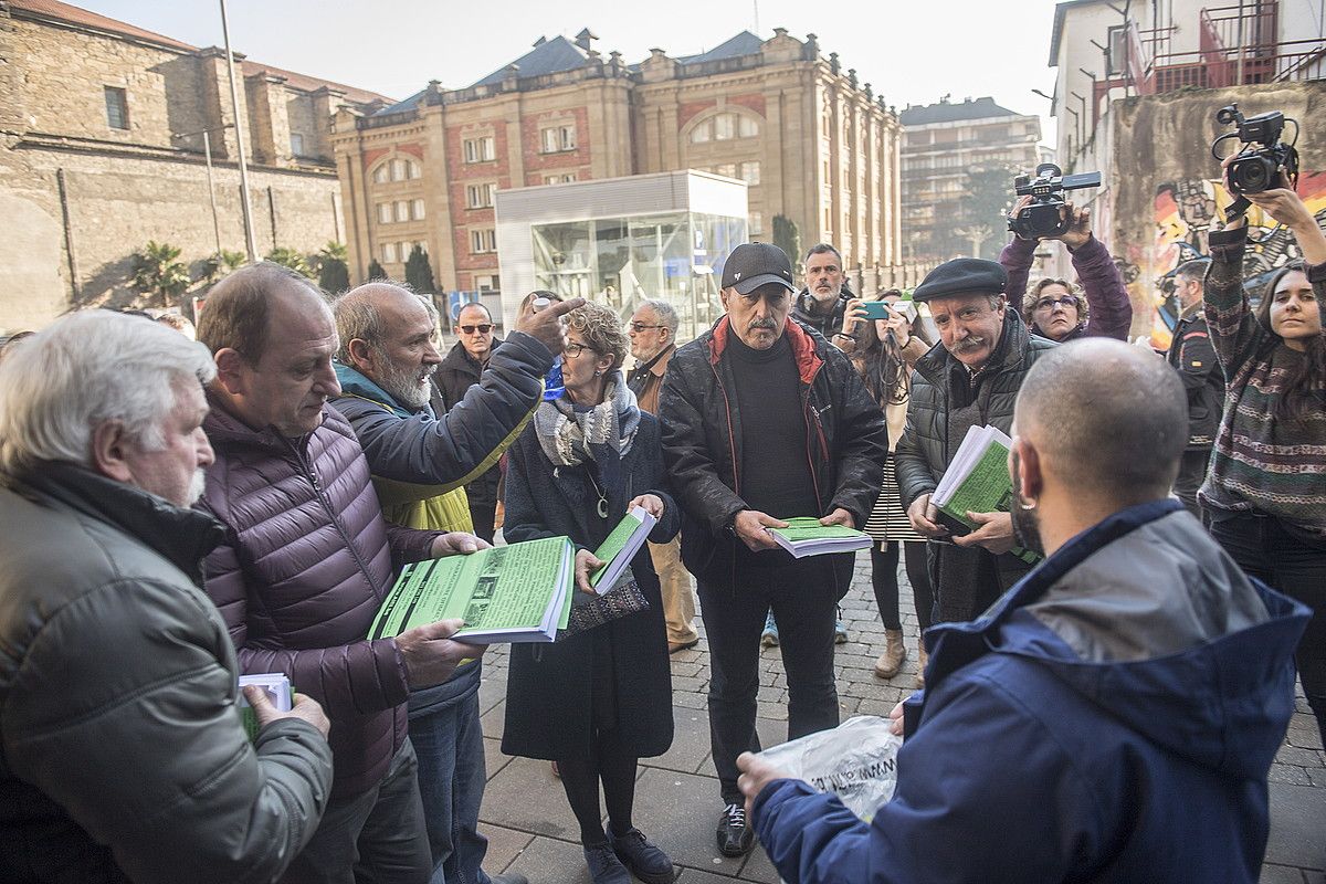 Muñecas kapitainak torturatutako batzuk, Tolosako epaitegiaren atarian, kereila jartzera sartu aurretik, atzo. GORKA RUBIO / FOKU.