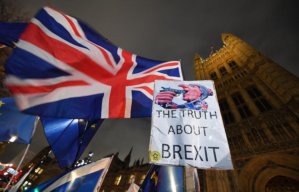 Brexit-aren aldekoak eta kontrakoak Erresuma Batuko Parlamentuaren aurrean izan dira egunotan, eta gizartearen eta politikaren zatiketa islatu dute. ANDY RAIN / EFE. Brexit-aren aldekoak eta kontrakoak Erresuma Batuko Parlamentuaren aurrean izan dira egunotan, eta gizartearen eta politikaren zatiketa islatu dute. ANDY RAIN / EFE.