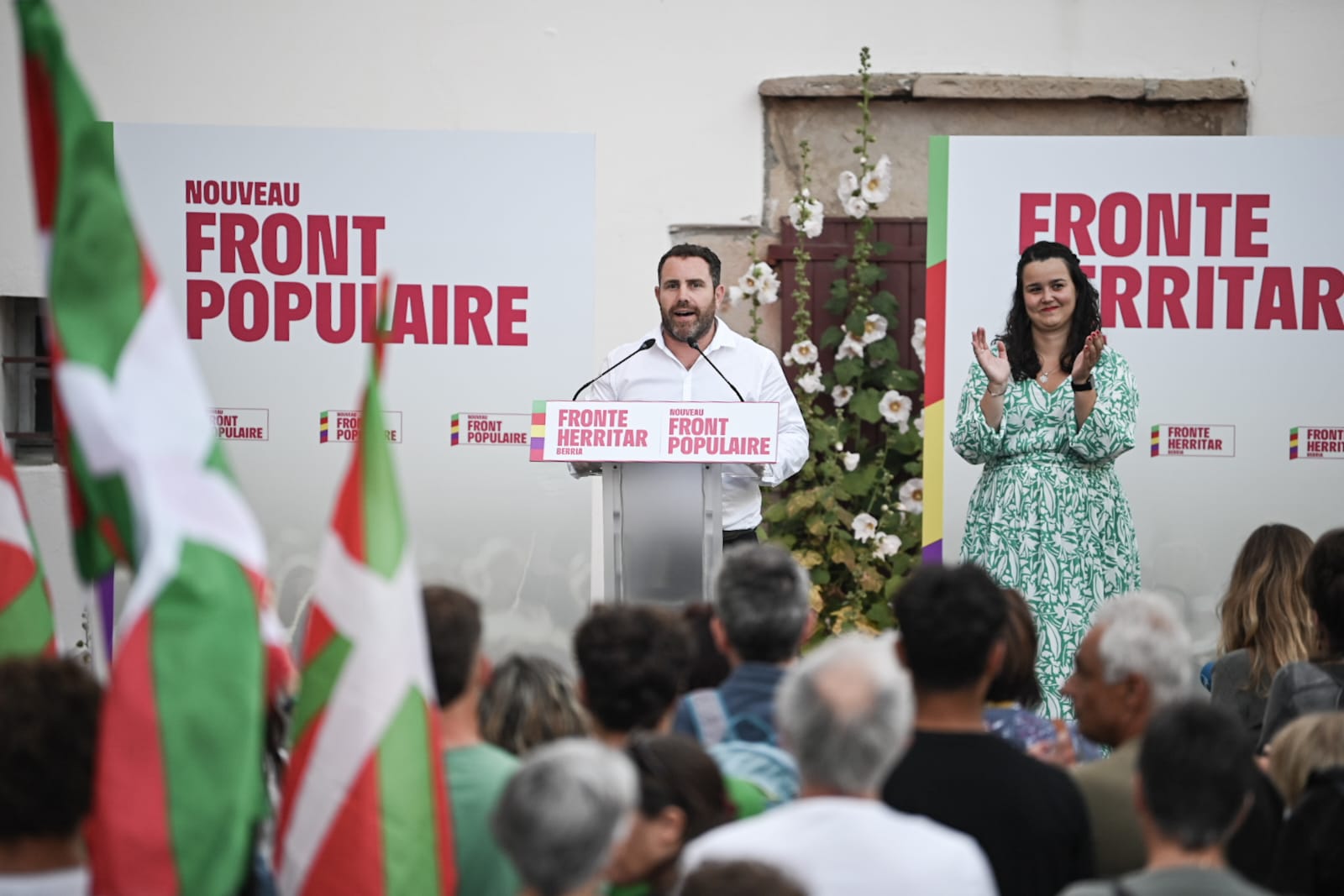 Peio Dufau EH Baiko kide eta NFPko hautagaia, Ziburuko plazan, hauteskundeetako emaitzak ospatzen. PATXI BELTZAIZ