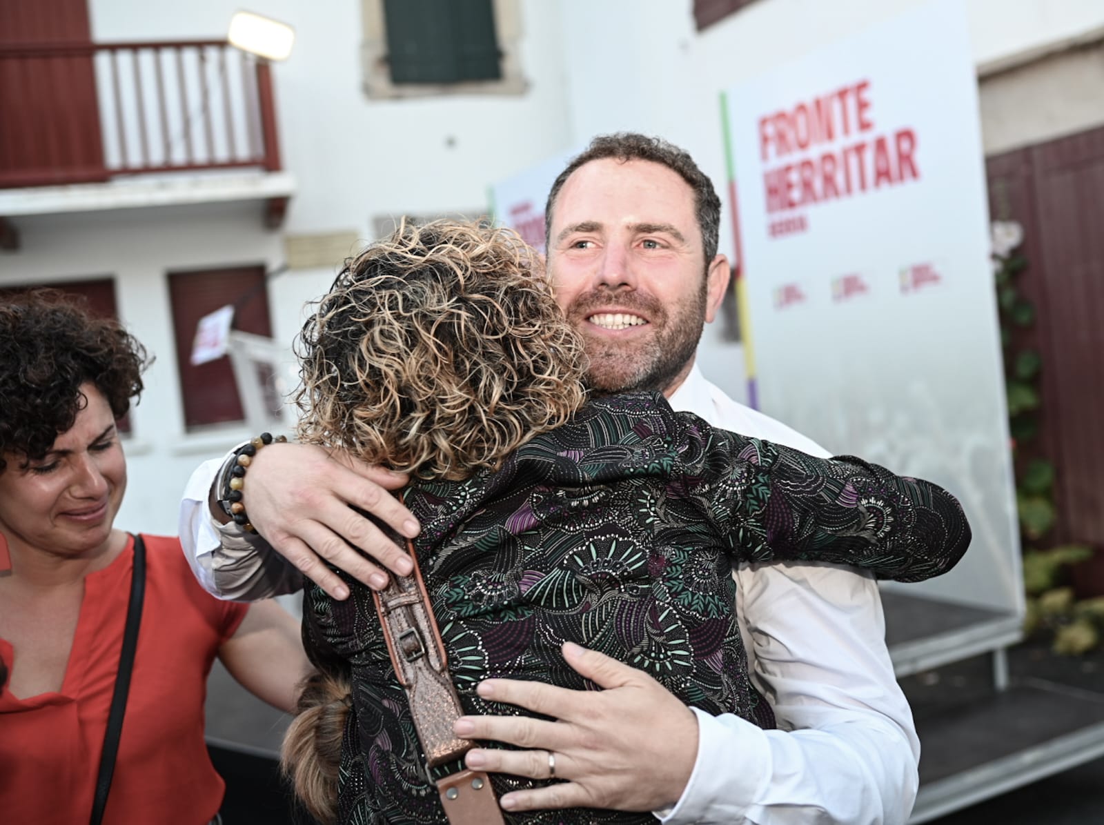 Peio Dufau EH Baiko kide eta NFPko hautagaia, Ziburuko plazan, emaitzak ospatzen. PATXI BELTZAIZ