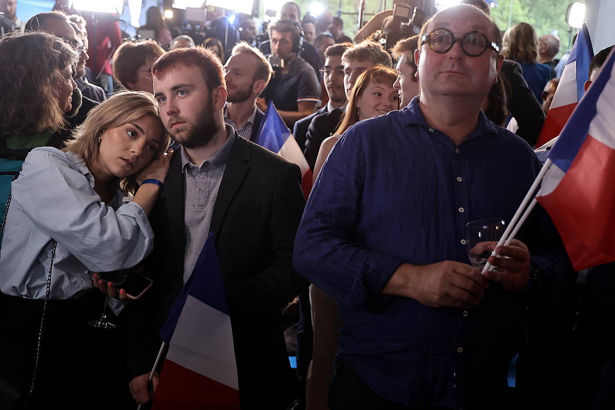 Batasun Nazionalaren aldeko herritarrak, emaitzen esperoan. CHRISTOPHE PETIT TESSON /EFE