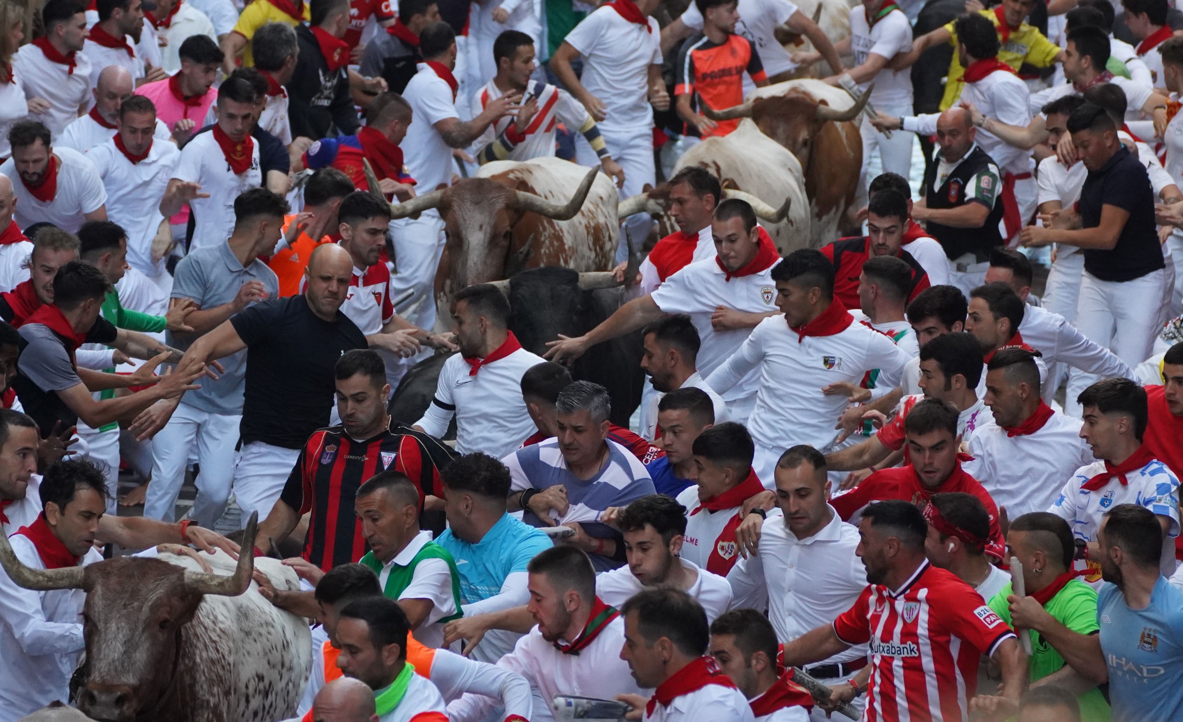 Jendentza Cebada Gago zezenen aurrean, Estafeta kalean. JON URBE / FOKU Jendentza Cebada Gago zezenen aurrean, Estafeta kalean. JON URBE / FOKU