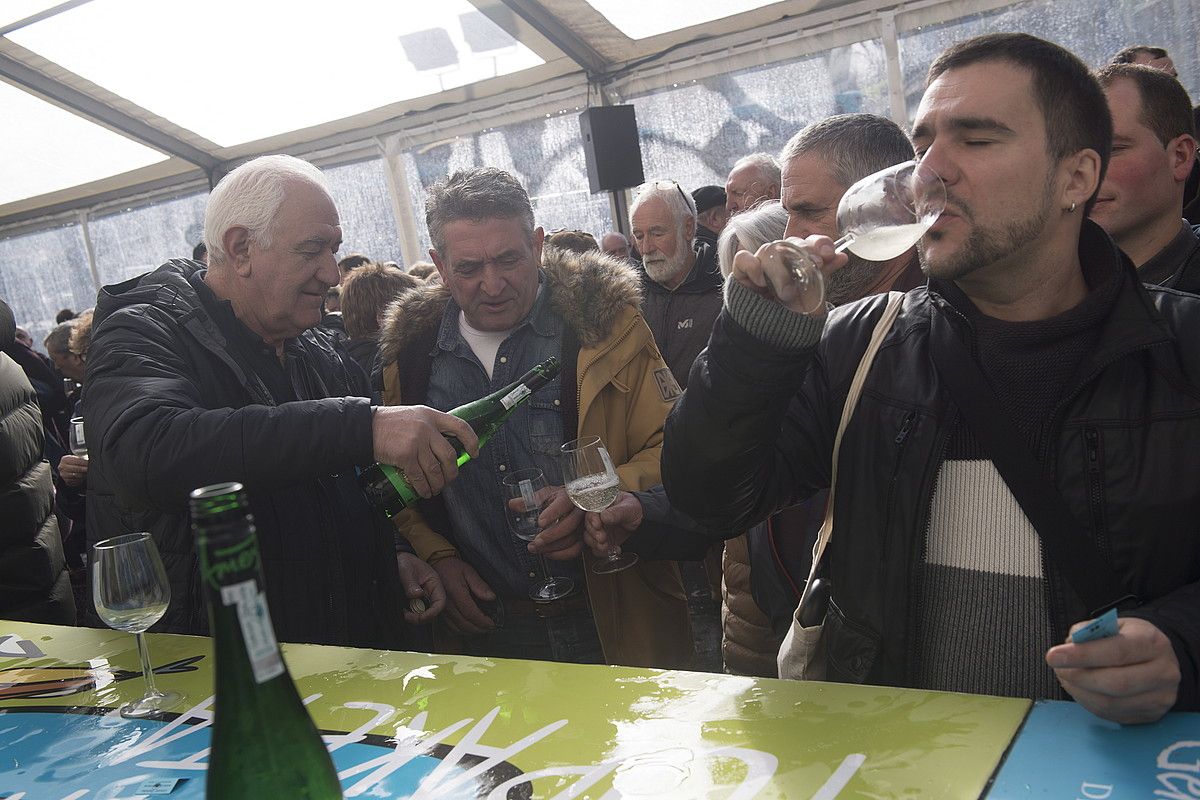 Irrika biziz dastatu zuten txakolin berria, ostegunean, Getariako Txakolin Eguneko iazko uztaren aurkezpena amaitzean. GORKA RUBIO / FOKU. Irrika biziz dastatu zuten txakolin berria, ostegunean, Getariako Txakolin Eguneko iazko uztaren aurkezpena amaitzean. GORKA RUBIO / FOKU.