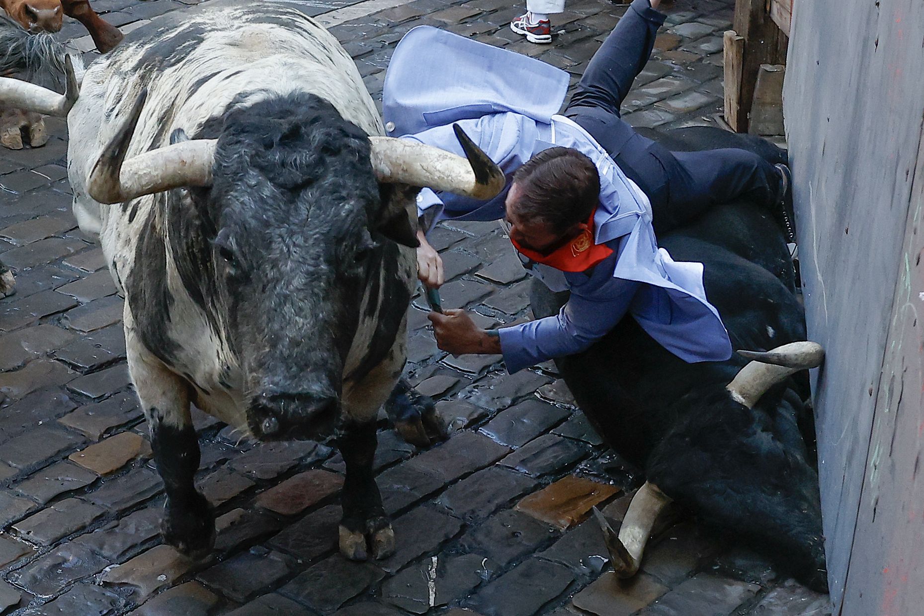 Mercadereseko bihurgunean blusa urdina daraman gizonak izandako erorketaren sekuentzia (V). VILLAR LÓPEZ / EFE Mercadereseko bihurgunean blusa urdina daraman gizonak izandako erorketaren sekuentzia (V). VILLAR LÓPEZ / EFE