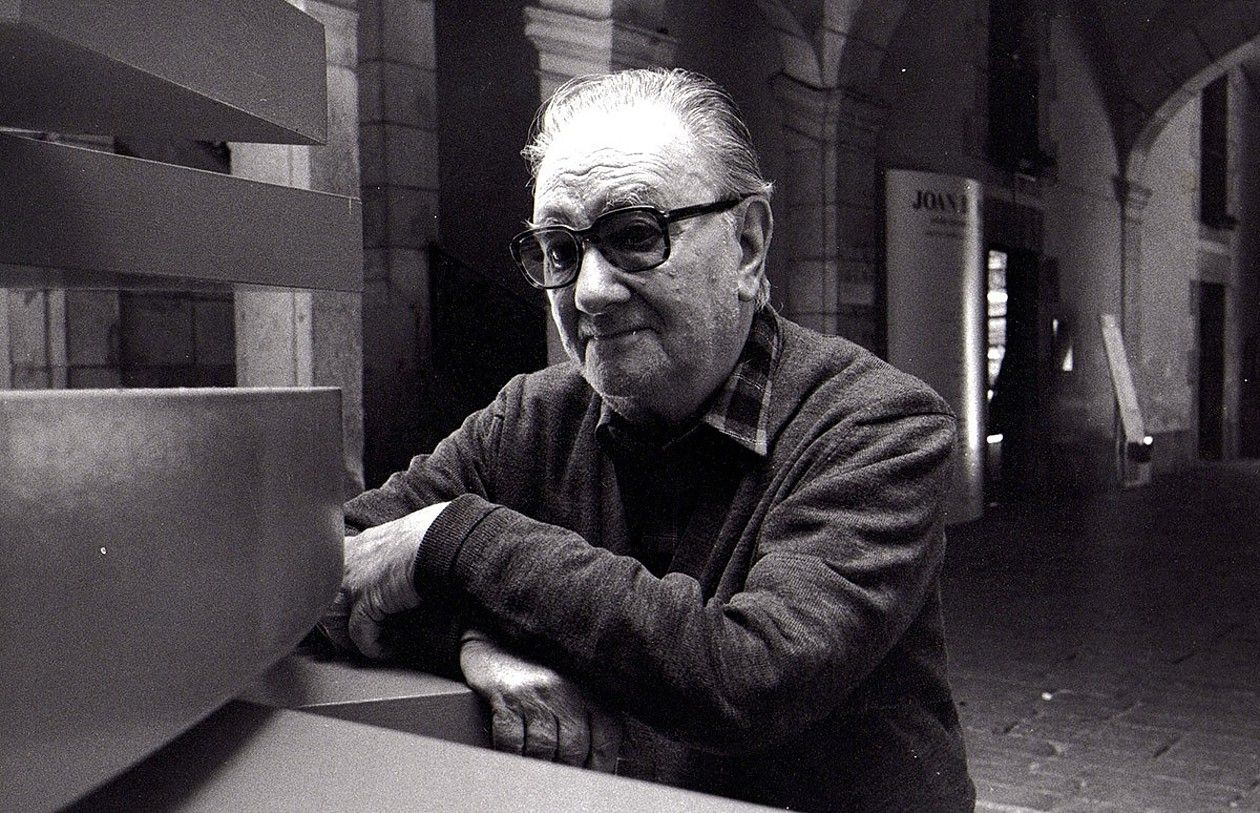 Joan Brossa, Bartzelonan, artxiboko irudi batean. Han jaio eta hil zen artista, eta han egin zuen bere ibilbide artistikoa. BERRIA. Joan Brossa, Bartzelonan, artxiboko irudi batean. Han jaio eta hil zen artista, eta han egin zuen bere ibilbide artistikoa. BERRIA.