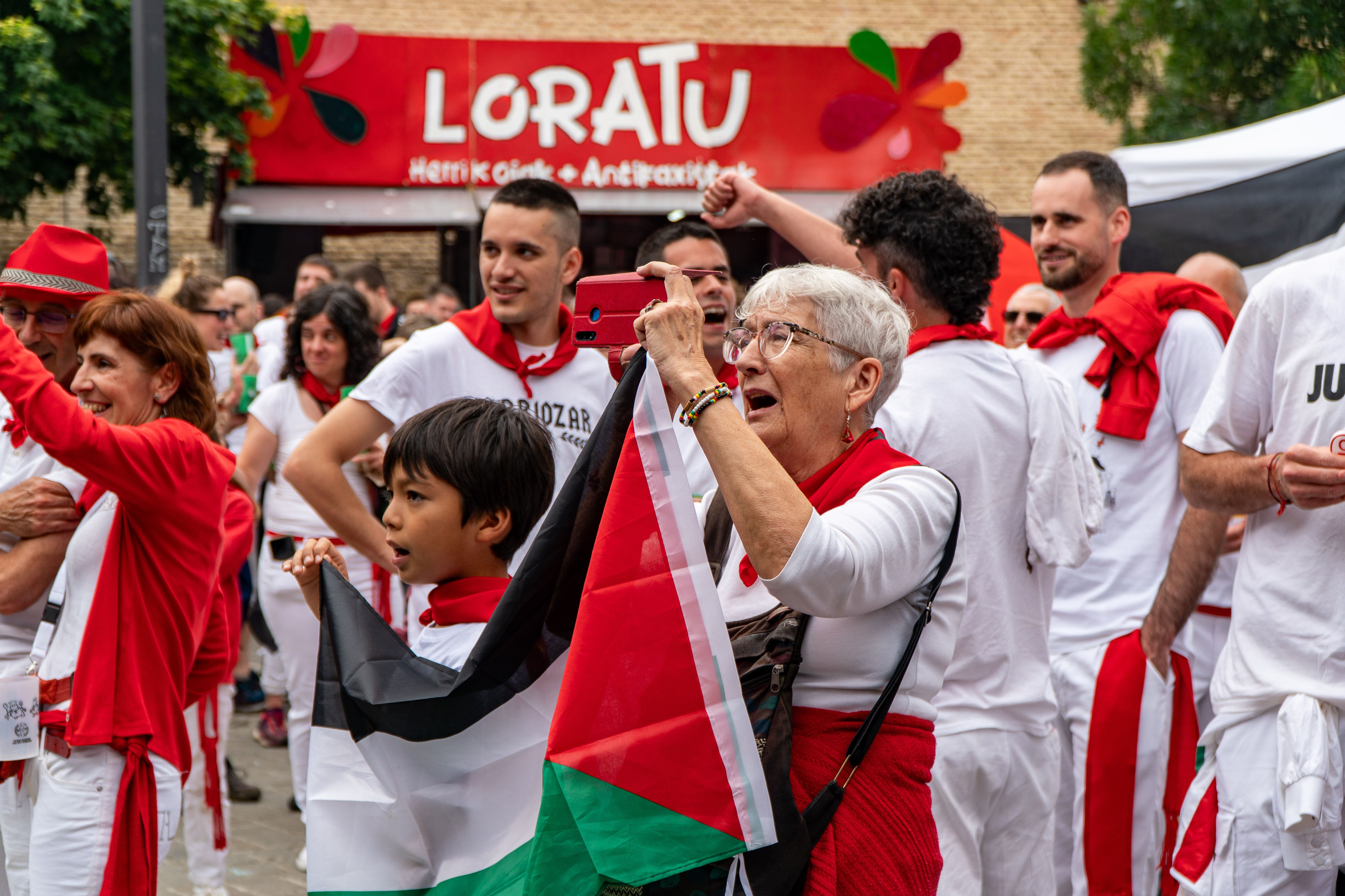 Familiak txupinazoaren ondoren, palestindar bandera eusten dutela. AITOR KARASTORRE / FOKU Familiak txupinazoaren ondoren, palestindar bandera eusten dutela. AITOR KARASTORRE / FOKU