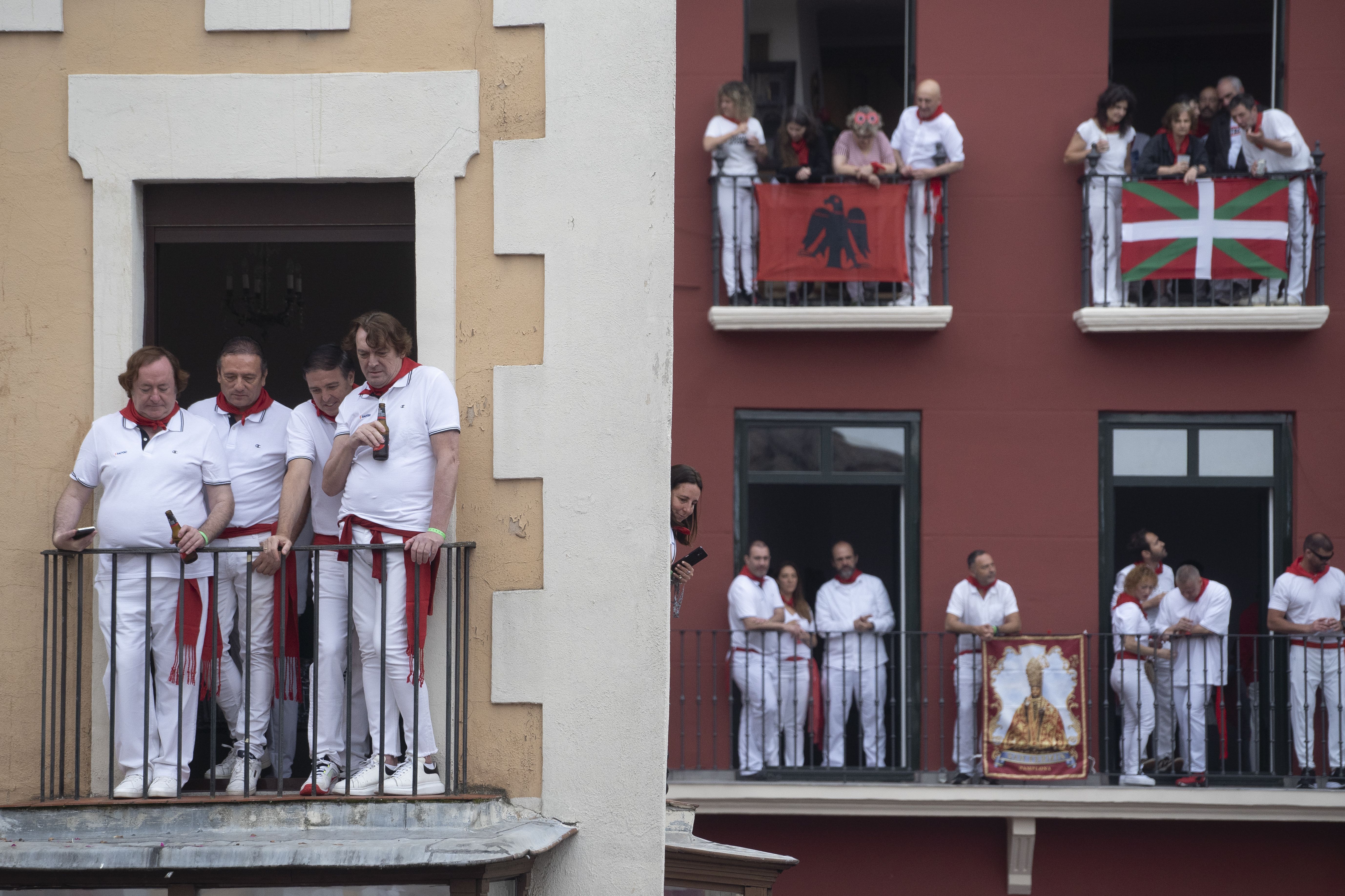 Udaletxe plazako bizilagunak balkoietan, txupinazoaren ondoren IÑIGO URIZ / FOKU Udaletxe plazako bizilagunak balkoietan, txupinazoaren ondoren IÑIGO URIZ / FOKU