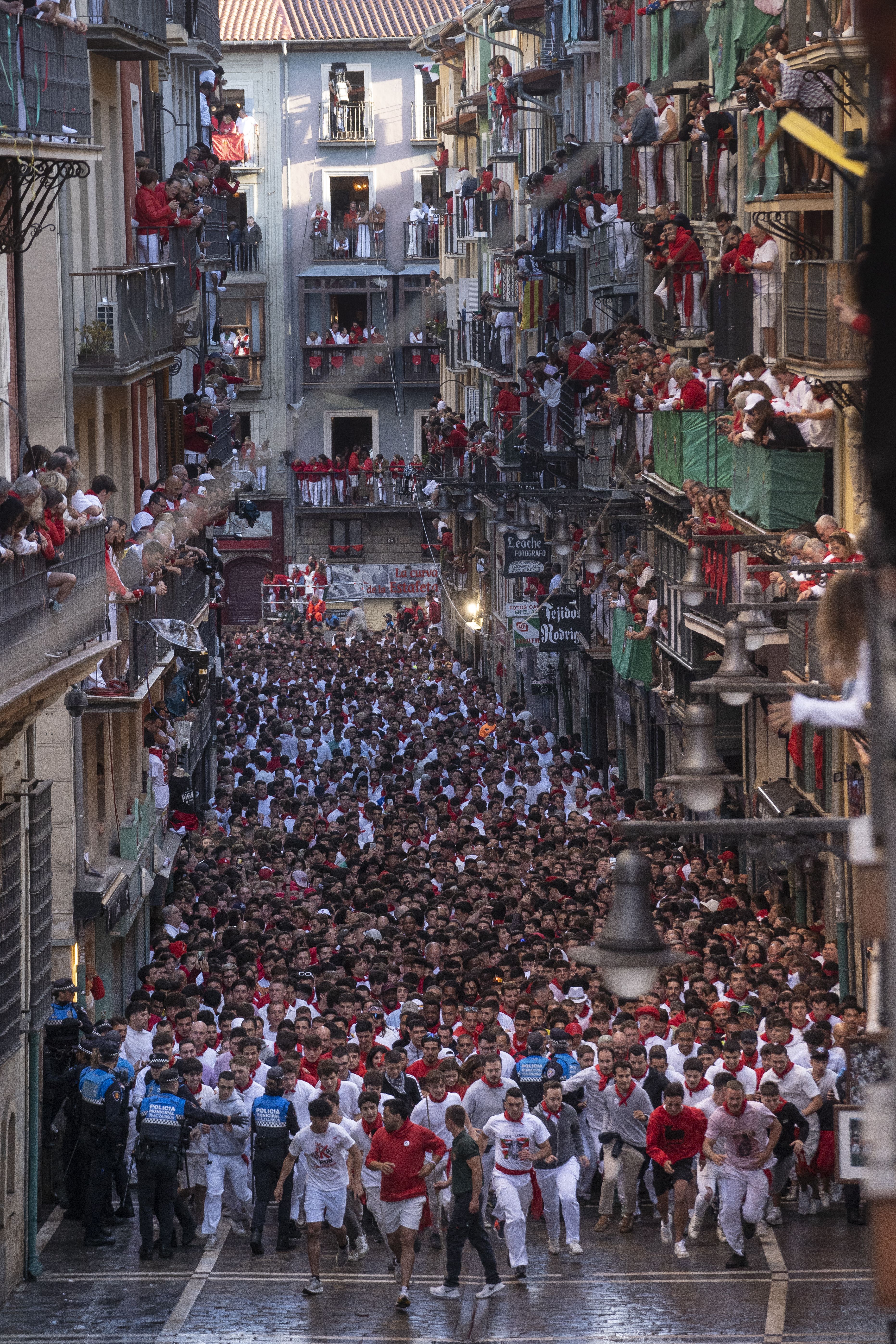 Sanferminetako lehen entzierroa, jendez gainezka. IÑIGO URIZ / FOKU Sanferminetako lehen entzierroa, jendez gainezka. IÑIGO URIZ / FOKU