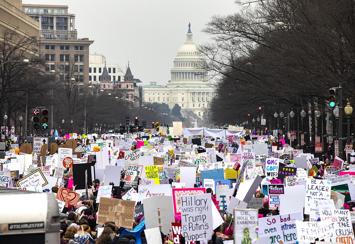 Emakumeen Martxaren manifestazio nagusia Washingtonen izan zen. Irudian milaka lagun agertzen dira, Etxe Zurira bidean zihoazela. JIM LO SCALZO / EFE. Emakumeen Martxaren manifestazio nagusia Washingtonen izan zen. Irudian milaka lagun agertzen dira, Etxe Zurira bidean zihoazela. JIM LO SCALZO / EFE.