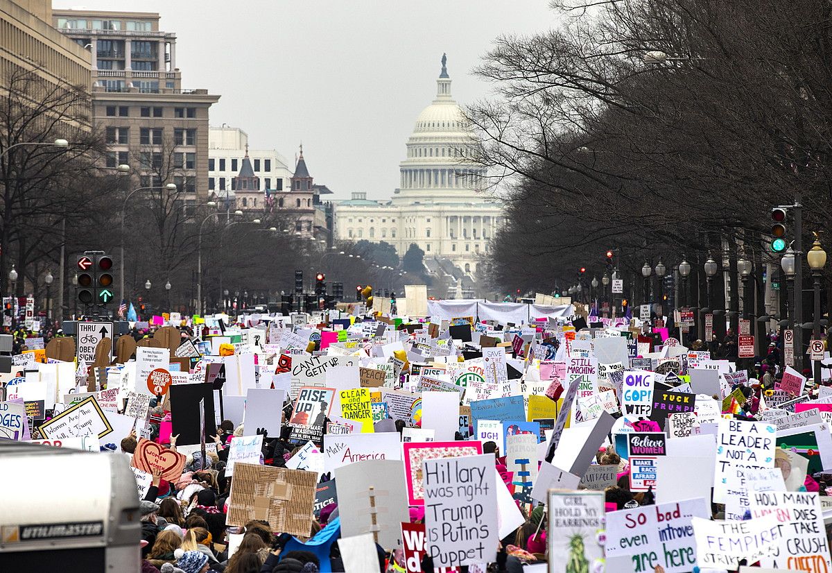 Emakumeen Martxaren manifestazio nagusia Washingtonen izan zen. Irudian milaka lagun agertzen dira, Etxe Zurira bidean zihoazela. JIM LO SCALZO / EFE.