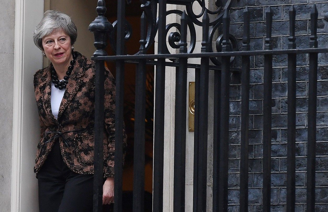 Theresa May Erresuma Batuko lehen ministroa, atzo, egoitza ofizialean, Londresko Downing Streeteko 10. zenbakian. NEIL HALL / EFE. Theresa May Erresuma Batuko lehen ministroa, atzo, egoitza ofizialean, Londresko Downing Streeteko 10. zenbakian. NEIL HALL / EFE.