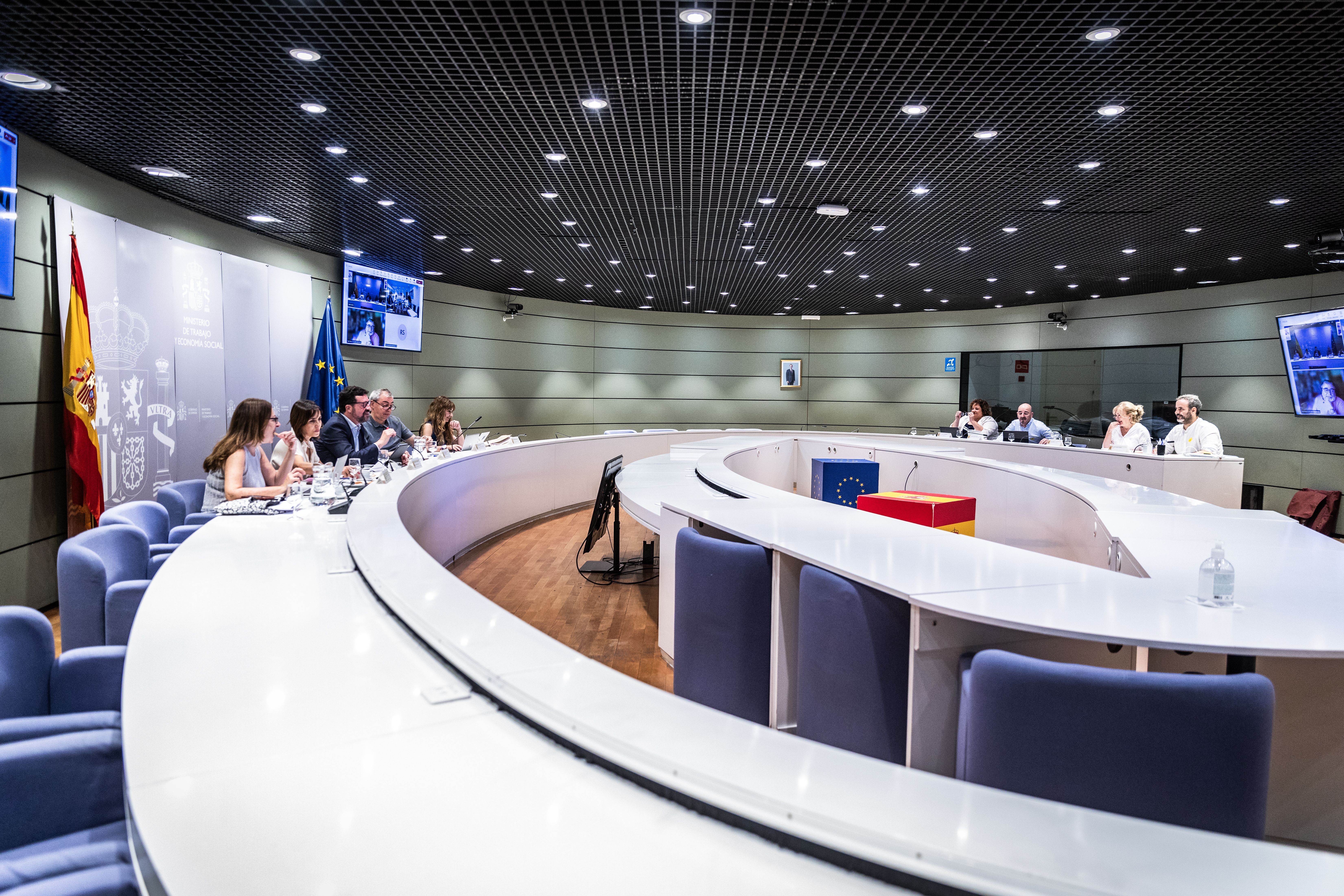   Espainiako Gobernuko, CCOO eta UGT sindikatuetako eta patronaletako kideak, atzo, Madrilen. ESPAINIAKO LAN MINISTERIOA / EFE