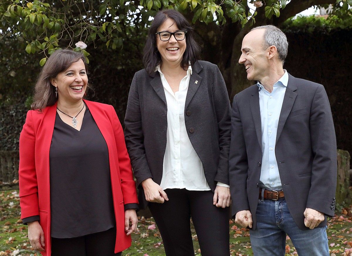 Ana Miranda (BNG), Diana Riba (ERC) eta Josu Juaristi (EH Bildu), atzo, Santiagon, koalizioaren aurkezpenean. XOAN REY / EFE.