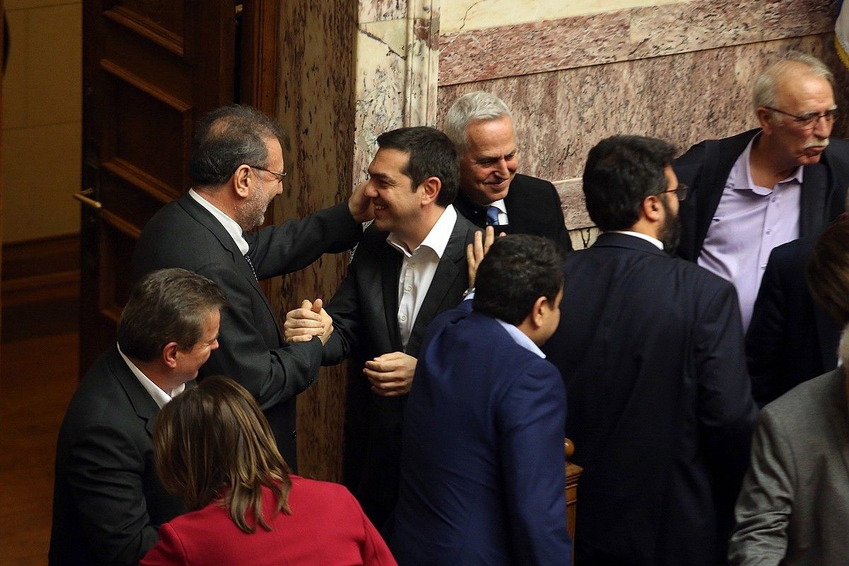 Tsipras, atzo, parlamentuak akordioa berretsi ondoren. ALEXANDROS BELTES / EFE.