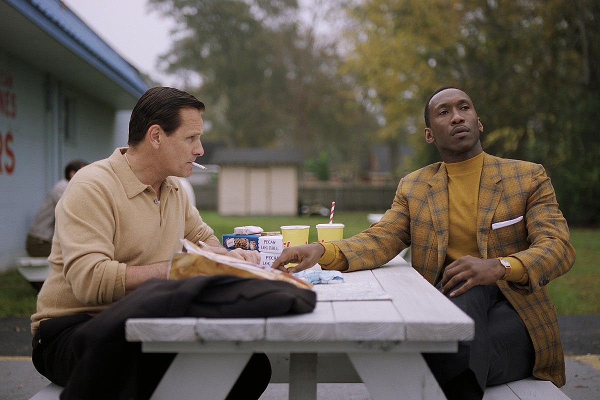 Viggo Mortensen eta Mahershala Ali aktoreak, Green Book filmeko eszena batean. BERRIA.