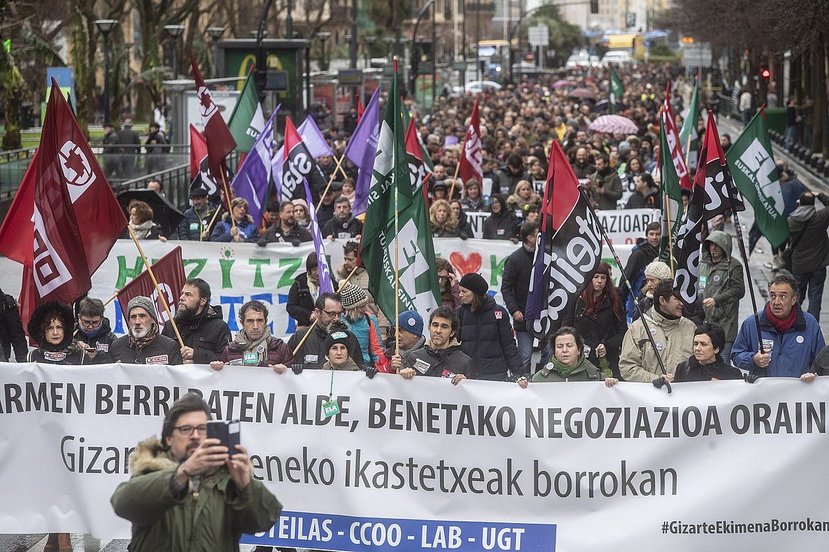 Kristau Eskola eta IZEAko langileen manifestazioa, atzo, Donostian. J. URBE / FOKU.