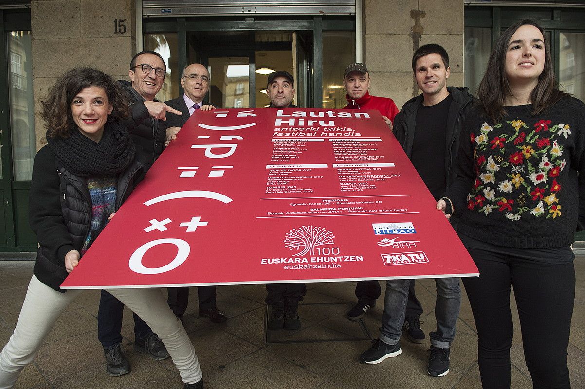 Ezker-eskuin, Aiora Sedano, Mikel Martinez, Andres Urrutia, Iñaki Ziarrusta, Lutxo Egia, Ibon Usarralde eta Maialen Etxarri, atzo, aurkezpenean. M. DEL VALLE / FOKU. Ezker-eskuin, Aiora Sedano, Mikel Martinez, Andres Urrutia, Iñaki Ziarrusta, Lutxo Egia, Ibon Usarralde eta Maialen Etxarri, atzo, aurkezpenean. M. DEL VALLE / FOKU.