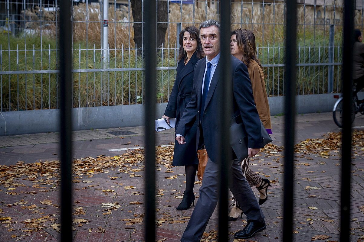 Fernandez Bizikidetza idazkaria, Ezenarro Gogorako zuzendaria eta Alonso Hezkuntza sailburuordea. JAIZKI FONTANEDA / FOKU. Fernandez Bizikidetza idazkaria, Ezenarro Gogorako zuzendaria eta Alonso Hezkuntza sailburuordea. JAIZKI FONTANEDA / FOKU.