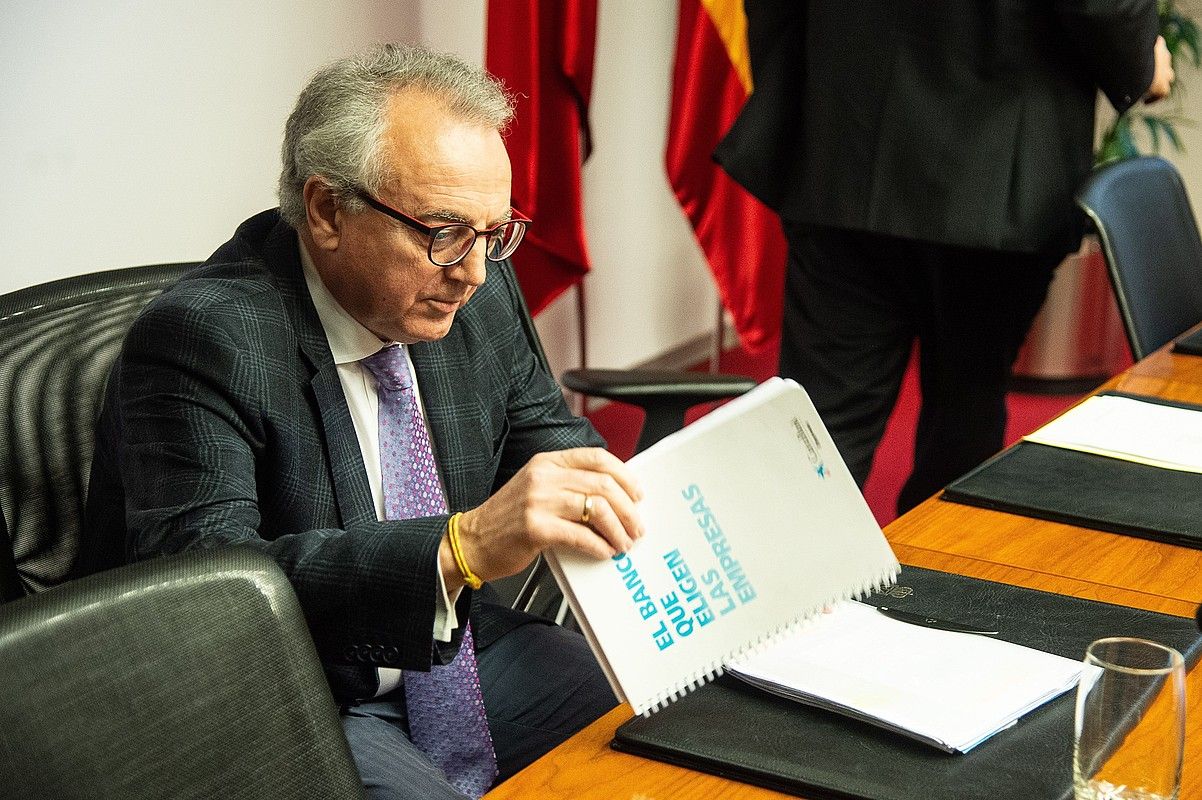 Miguel Sanz. Nafarroako Kutxako presidente izandakoa, atzo, parlamentuko batzordean. IÑAKI PORTO / EFE.