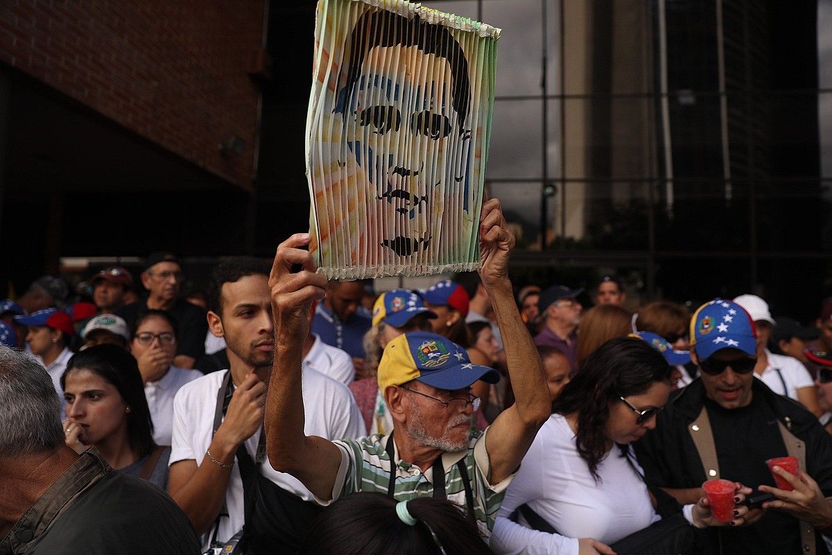 Nicolas Maduroren jarraitzaileak, atzo, Caracasen. MIGUEL GUTIERREZ / EFE.