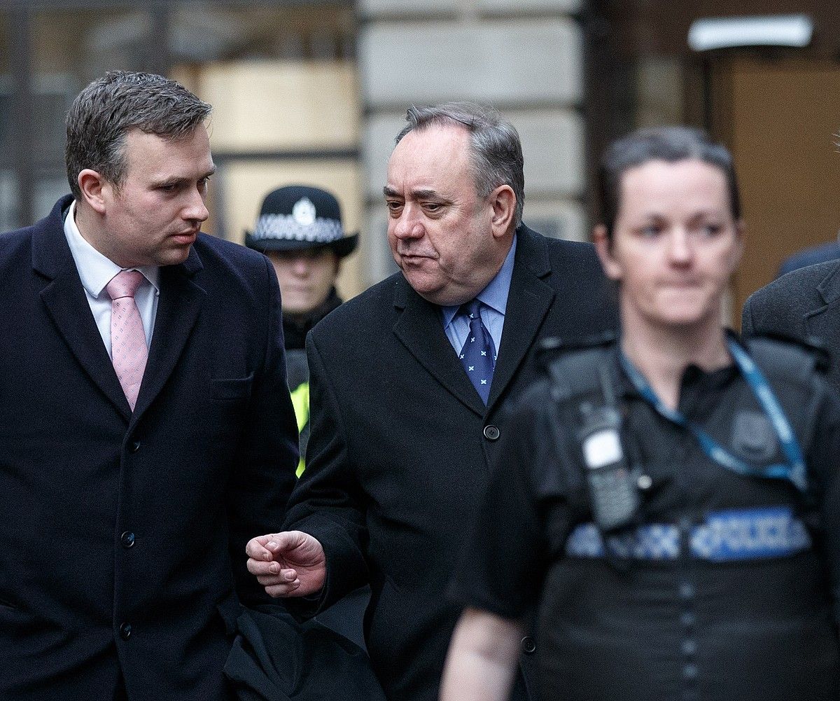 Alex Salmond, atzo, haren abokatuarekin, epaitegira deklaratzera joan zen momentuan, Edinburgon. ROBERT PERRY / EFE.