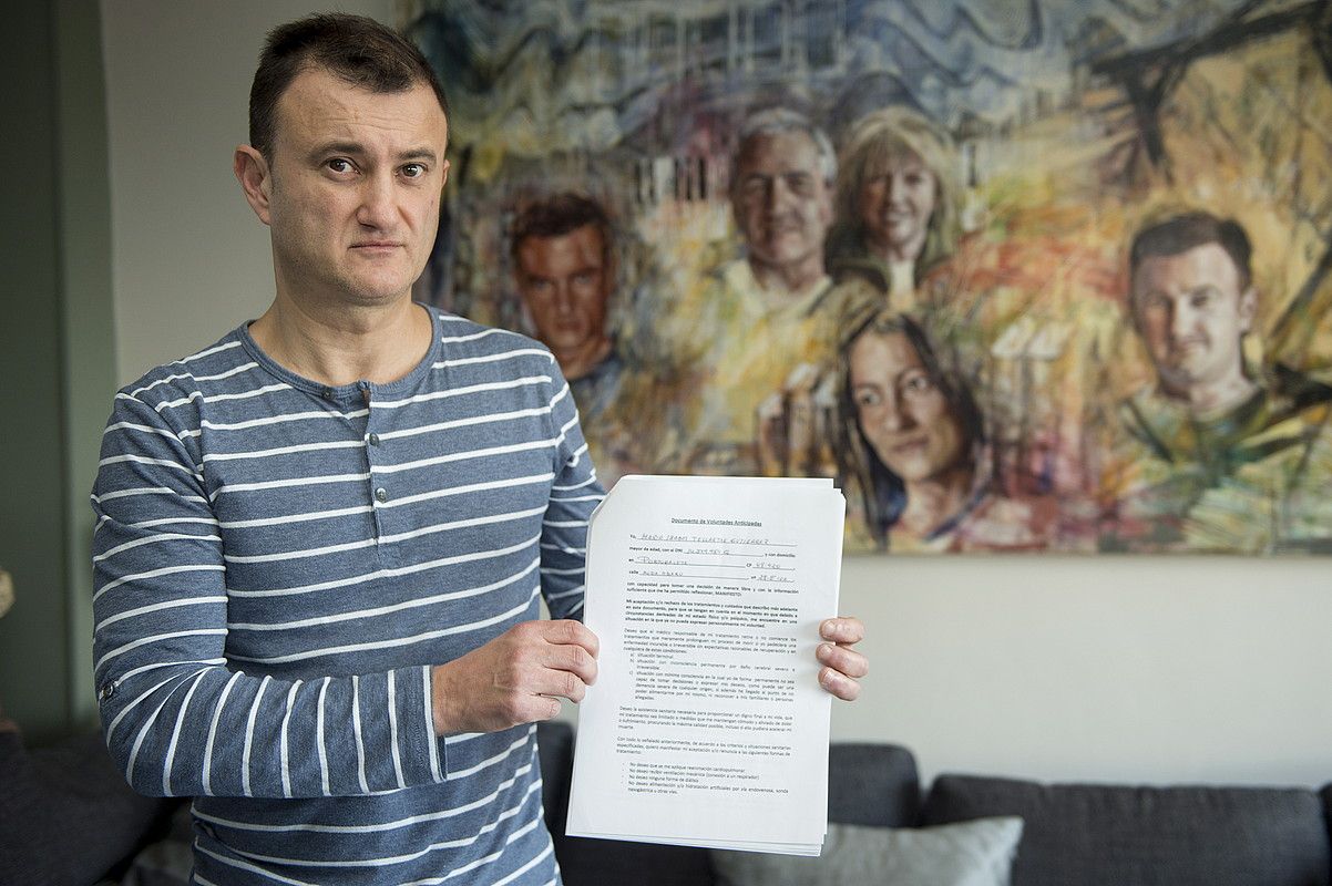 David Lorente Tellaetxe, familiaren etxean, amaren aurretiazko borondateen agiria erakusten. MONIKA DEL VALLE / FOKU. David Lorente Tellaetxe, familiaren etxean, amaren aurretiazko borondateen agiria erakusten. MONIKA DEL VALLE / FOKU.