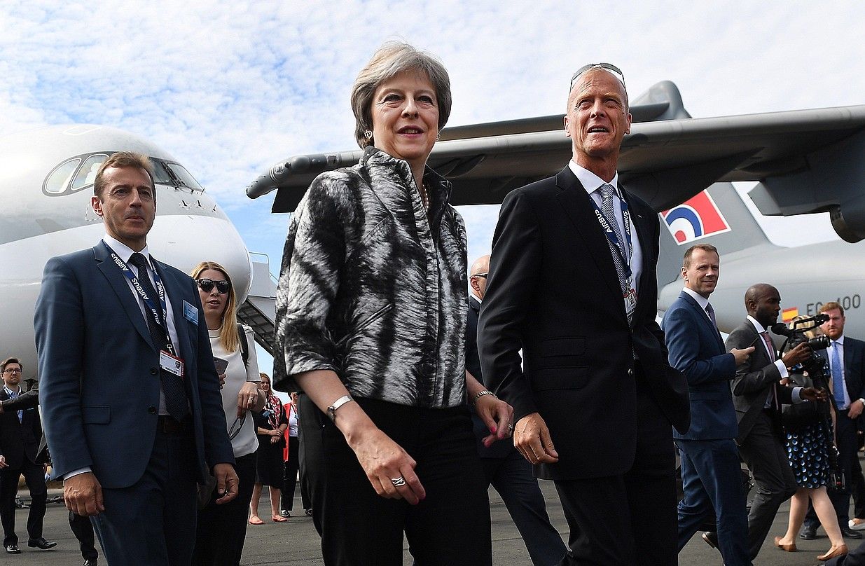 Theresa May eta Tom Enders (eskuinean) Farnboroughko aeronautika azokan, iazko uztailean. ANDY RAIN / EFE.