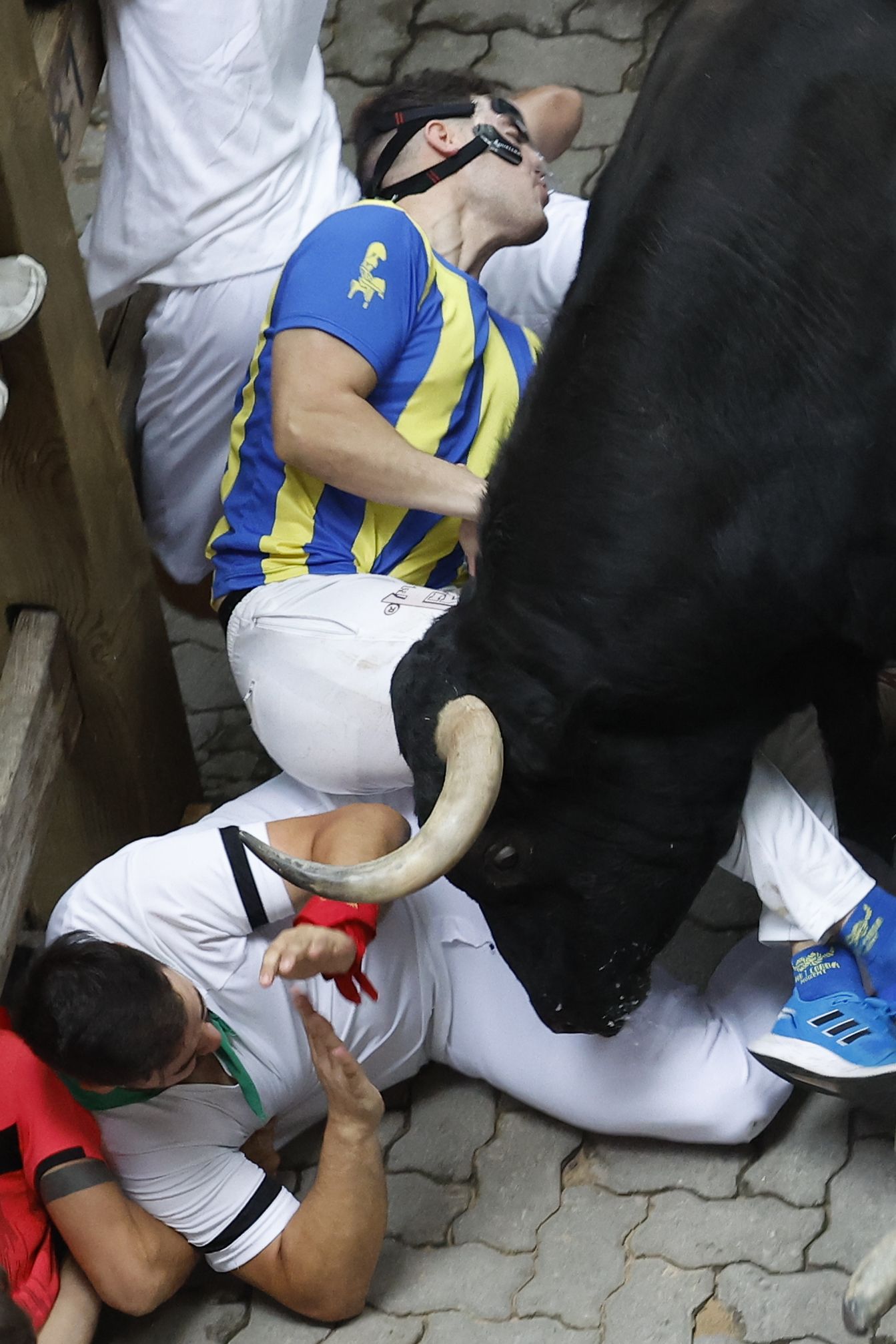 Bi korrikalari zezenarengandik oso gertu izan dira, lurrera erori ostean. VILLAR LOPEZ / EFE