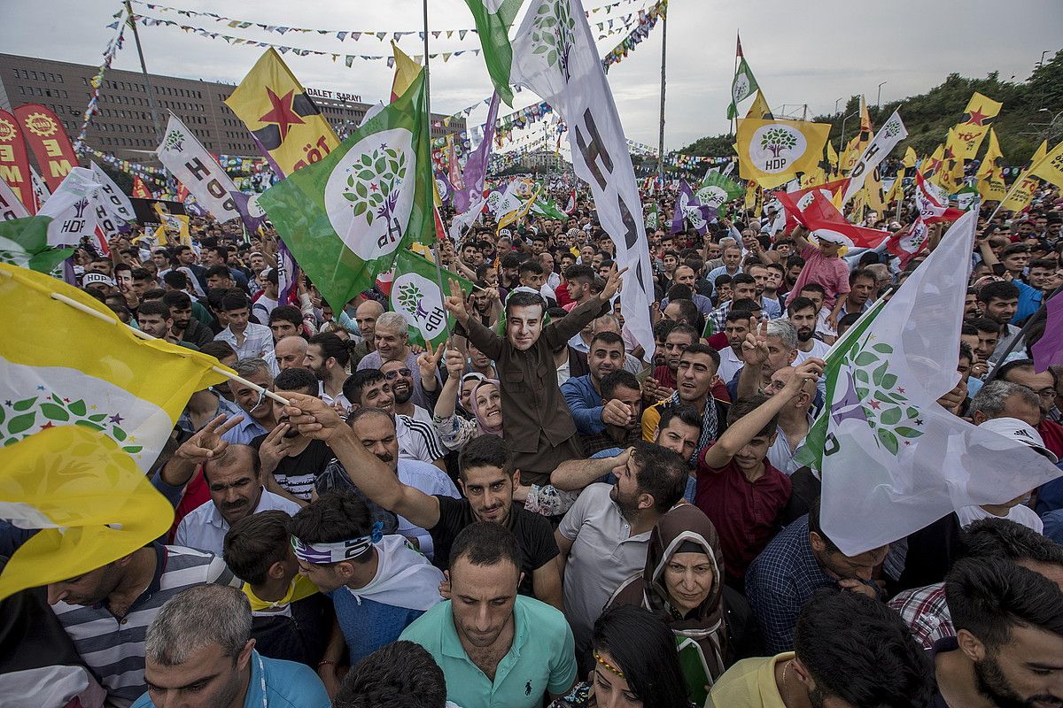 HDP alderdiaren jarraitzaileak iazko hauteskundeen kanpainan, Istanbulen, artxiboko irudi batean. SEDAT SUNA / EFE. HDP alderdiaren jarraitzaileak iazko hauteskundeen kanpainan, Istanbulen, artxiboko irudi batean. SEDAT SUNA / EFE.