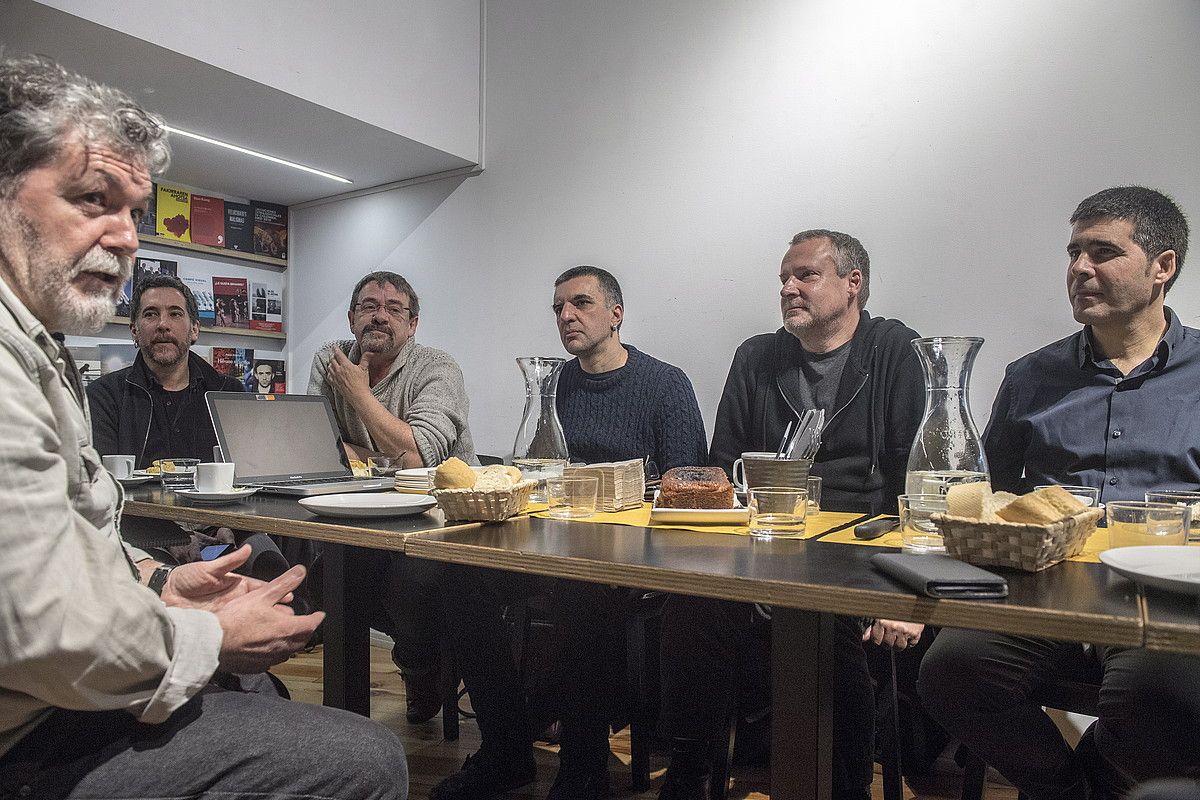 Koldo Izagirrek Donostiako Kaxilda liburu dendan aurkeztu zuen Ipuina.eus atari digital berria, atzo, Susa argitaletxeko kideez inguratuta. GORKA RUBIO / FOKU. Koldo Izagirrek Donostiako Kaxilda liburu dendan aurkeztu zuen Ipuina.eus atari digital berria, atzo, Susa argitaletxeko kideez inguratuta. GORKA RUBIO / FOKU.