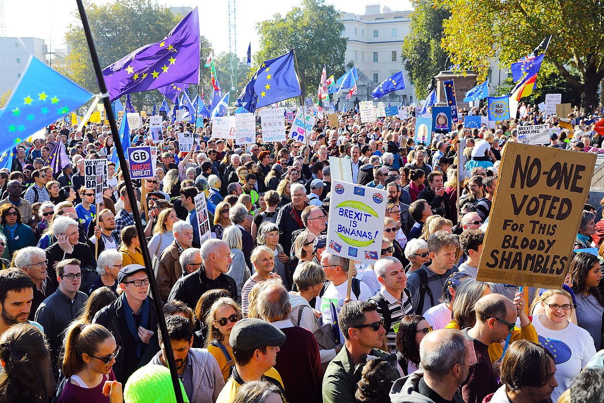 Iazko urrian 700.000 herritar atera ziren Londresko kaleetara bigarren erreferendum baten alde. VICKIE FLORES / EFE. Iazko urrian 700.000 herritar atera ziren Londresko kaleetara bigarren erreferendum baten alde. VICKIE FLORES / EFE.