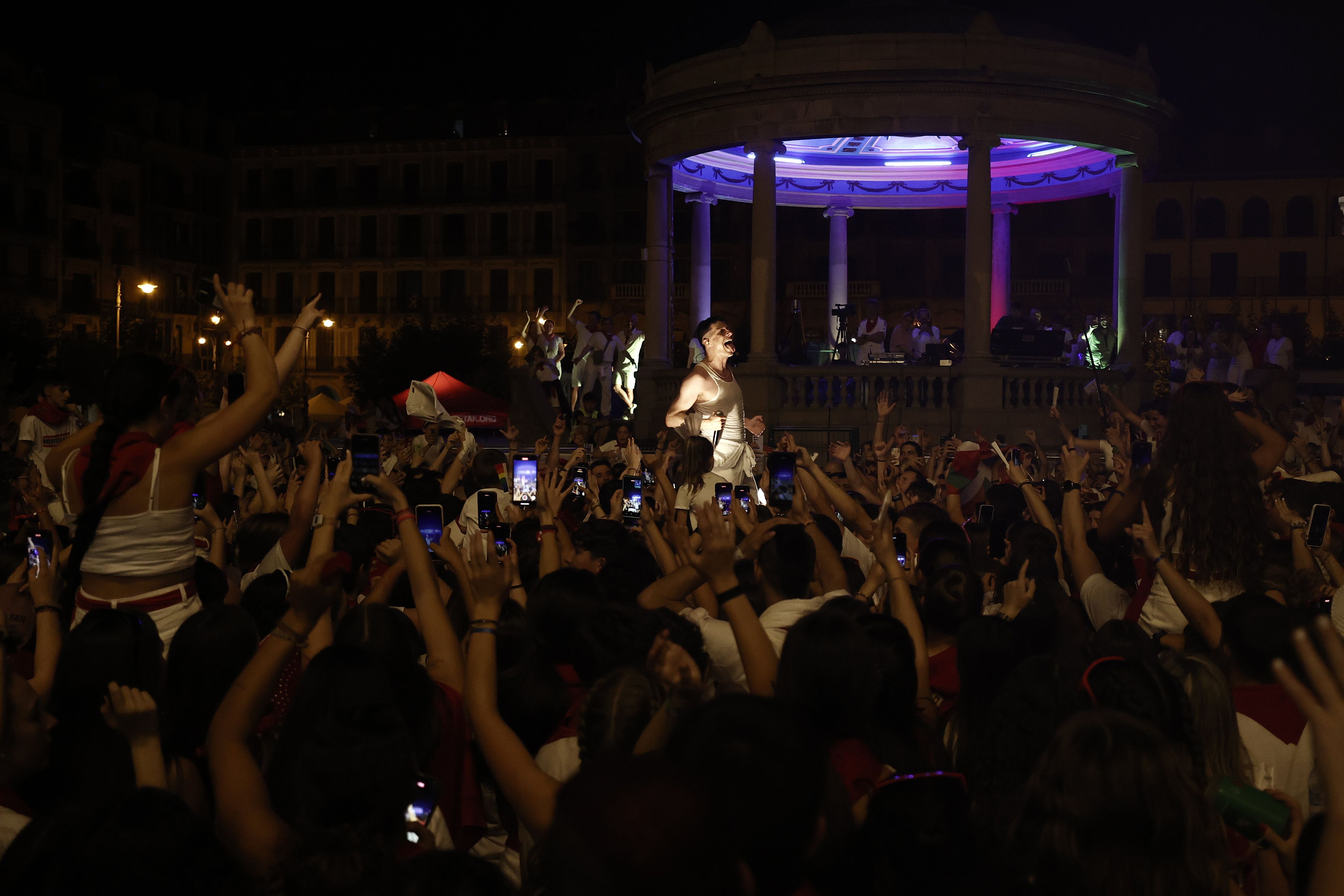 Publiko zabala Plaza del Castillon, Zetaken kontzertuan. JESUS DIGES / EFE Publiko zabala Plaza del Castillon, Zetaken kontzertuan. JESUS DIGES / EFE