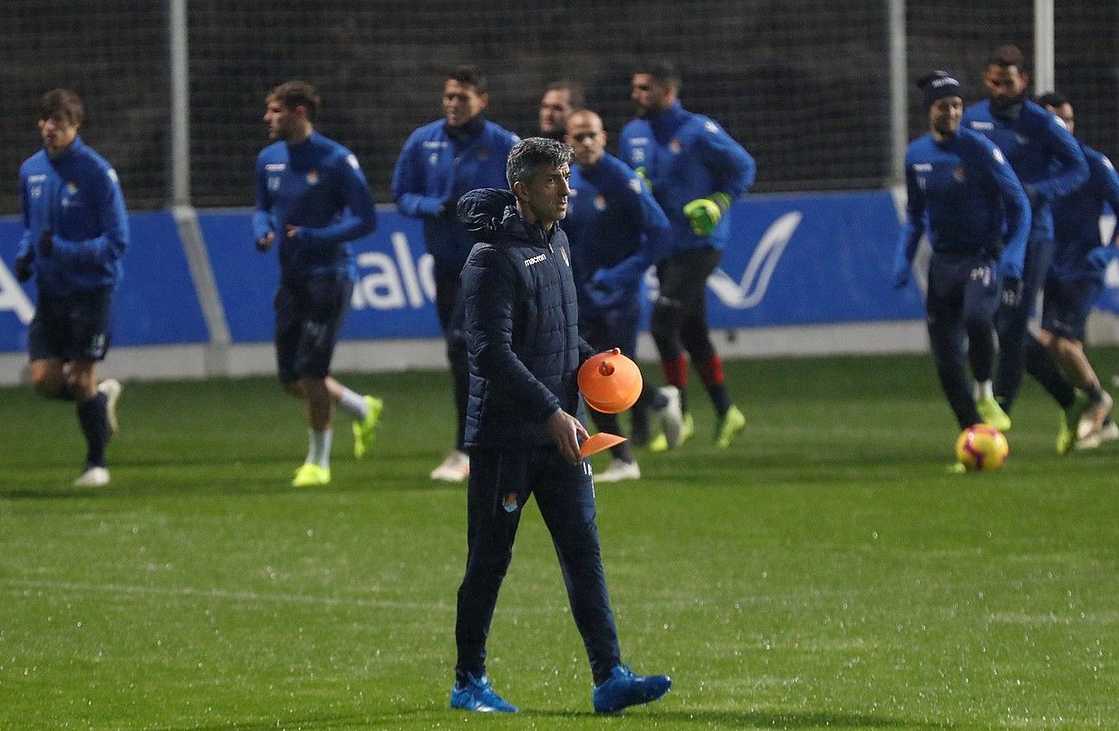 Imanol Alguacil entrenamendu bat zuzentzen, Zubietan. JUAN HERRERO / EFE. Imanol Alguacil entrenamendu bat zuzentzen, Zubietan. JUAN HERRERO / EFE.