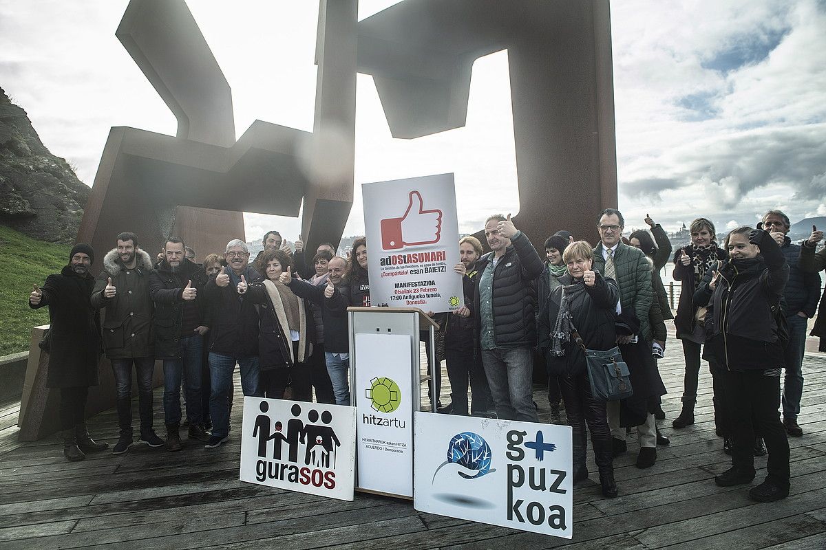 Mobilizazioaren berri emateko atzo Donostian eginiko agerraldia. JON URBE / FOKU.