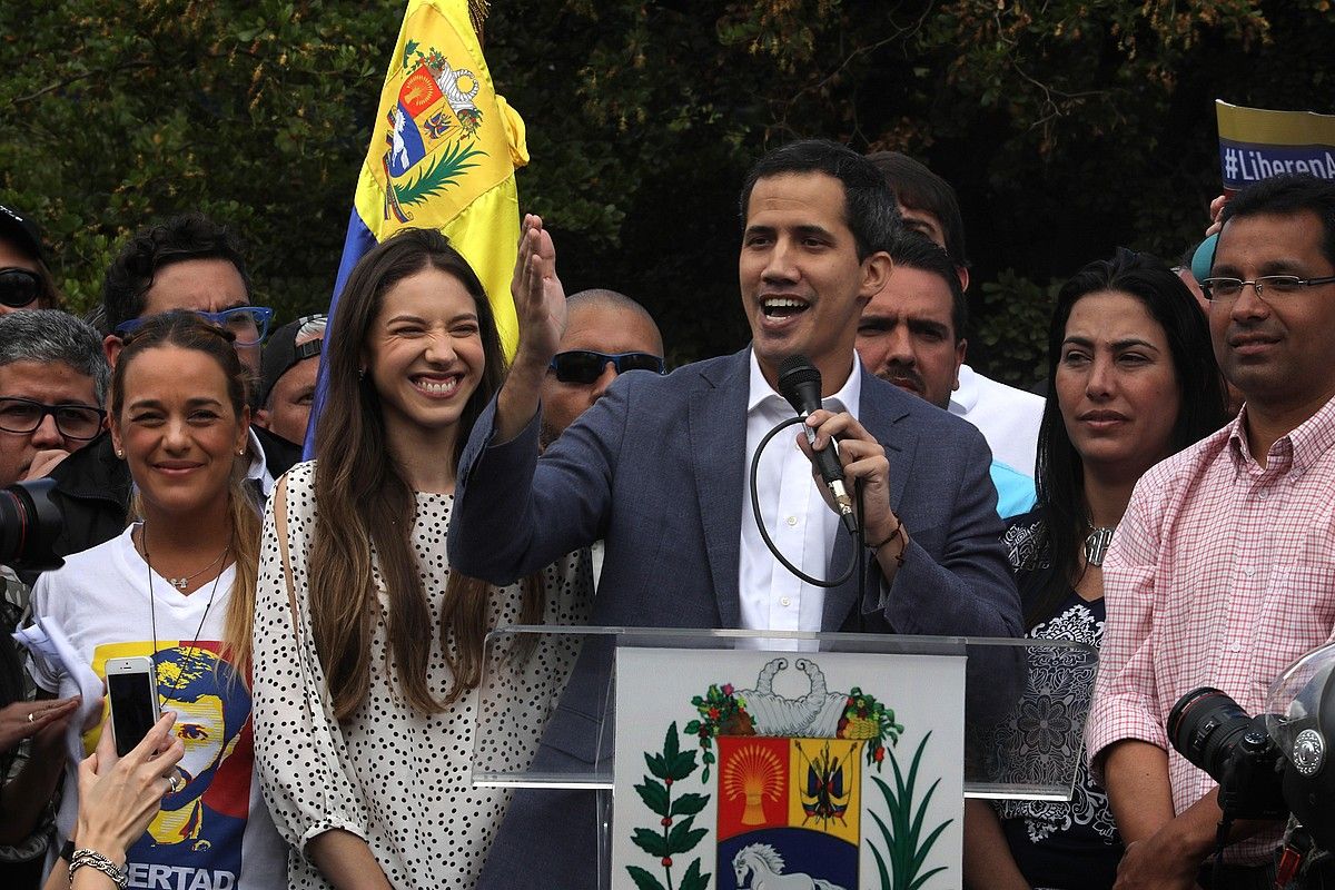 Juan Guaido oposizio burua, atzo, Caracasen egindako protestan. MIGUEL GUTIERREZ / EFE.