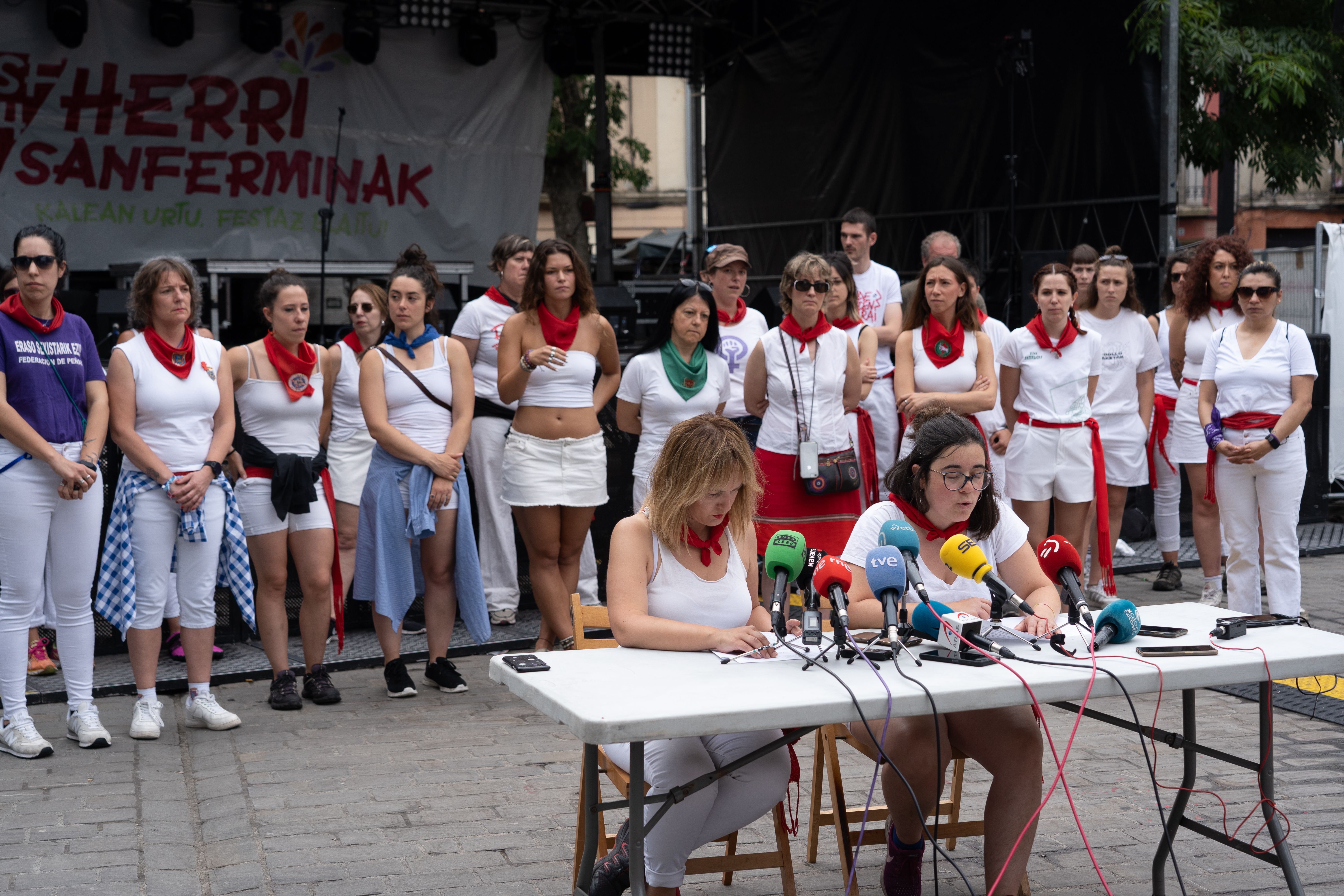 Iratxe Alvarez eta Paula Garcia, mugimendu feministako beste zenbait kiderekin batera, Herri Sanferminen gunean, O-ko Andre Maria plazan. JAGOBA MANTEROLA / FOKU