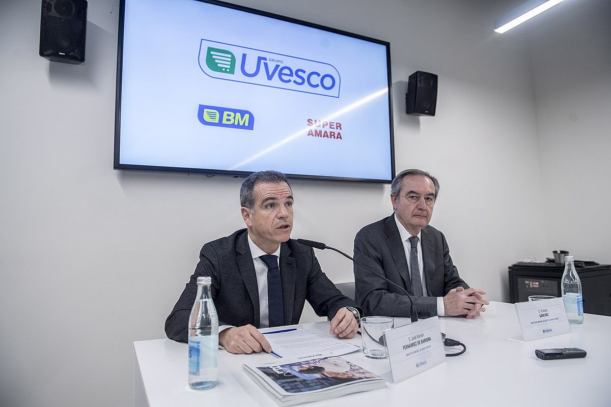 Jose Ramon Fernandez de Barrena Uvescoko zuzendaria, ezkerrean, atzo, Donostian. JUAN CARLOS RUIZ / FOKU. Jose Ramon Fernandez de Barrena Uvescoko zuzendaria, ezkerrean, atzo, Donostian. JUAN CARLOS RUIZ / FOKU.