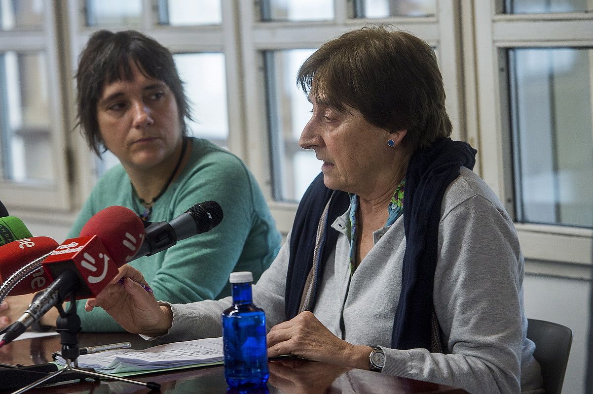 Lorea Ureta eta Isabel Otxoa, atzo, Bizkaiko Etxeko Langileen Elkarteak Bilbon egindako agerraldian. LUIS JAUREGIALTZO / FOKU. Lorea Ureta eta Isabel Otxoa, atzo, Bizkaiko Etxeko Langileen Elkarteak Bilbon egindako agerraldian. LUIS JAUREGIALTZO / FOKU.