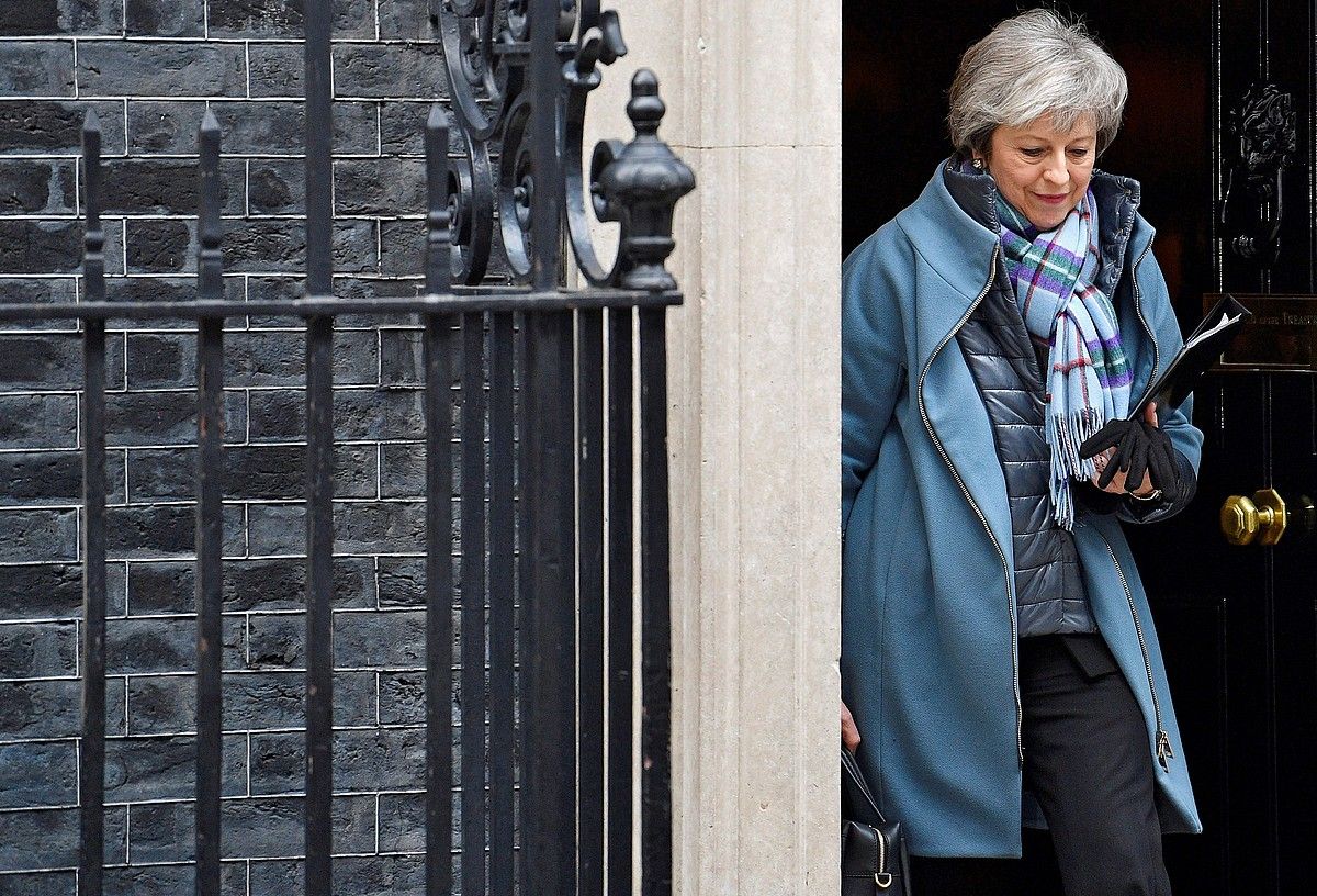 Theresa May Erresuma Batuko lehen ministroa, Downing Streeteko 10.etik ateratzen, artxiboko irudi batean. NEIL HALL / EFE.