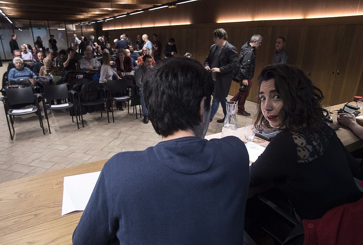Nafarroa Orainen batzarra; eskuinean, Laura Perez parlamentaria. JON URBE / FOKU. Nafarroa Orainen batzarra; eskuinean, Laura Perez parlamentaria. JON URBE / FOKU.