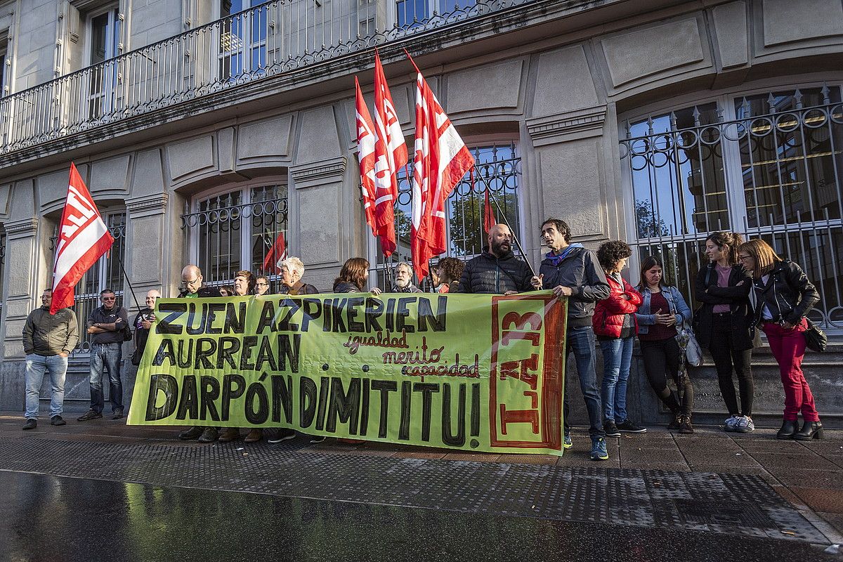 LAB sindikatuaren elkarretaratzea, legebiltzarraren ateetan, oposizioetako ustezko iruzurra salatzeko. E. PORTILLO / FOKU. LAB sindikatuaren elkarretaratzea, legebiltzarraren ateetan, oposizioetako ustezko iruzurra salatzeko. E. PORTILLO / FOKU.
