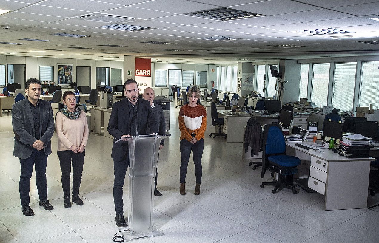 Ruben Andres, Mertxe Aizpurua, Iñaki Soto, Juanpe Plaza eta Iraia Oiarzabal, atzo, Gara egunkariaren erredakzioan eginiko agerraldian. JON URBE / FOKU.