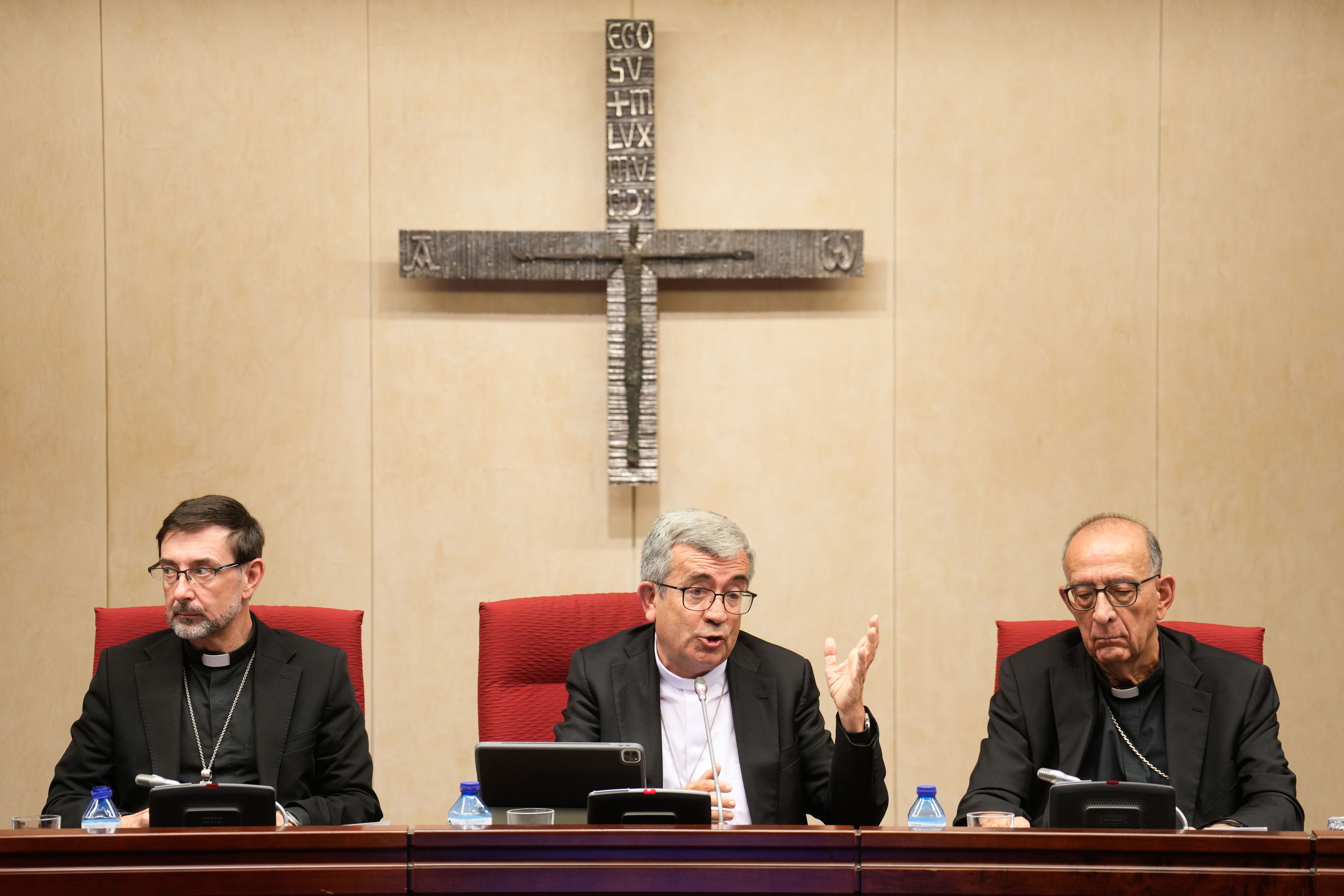Luis Javier Arguello, Espainiako Gotzainen Biltzarreko presidentea —erdian—, gaurko agerraldian. BORJA SANCHEZ TRILLO / EFE