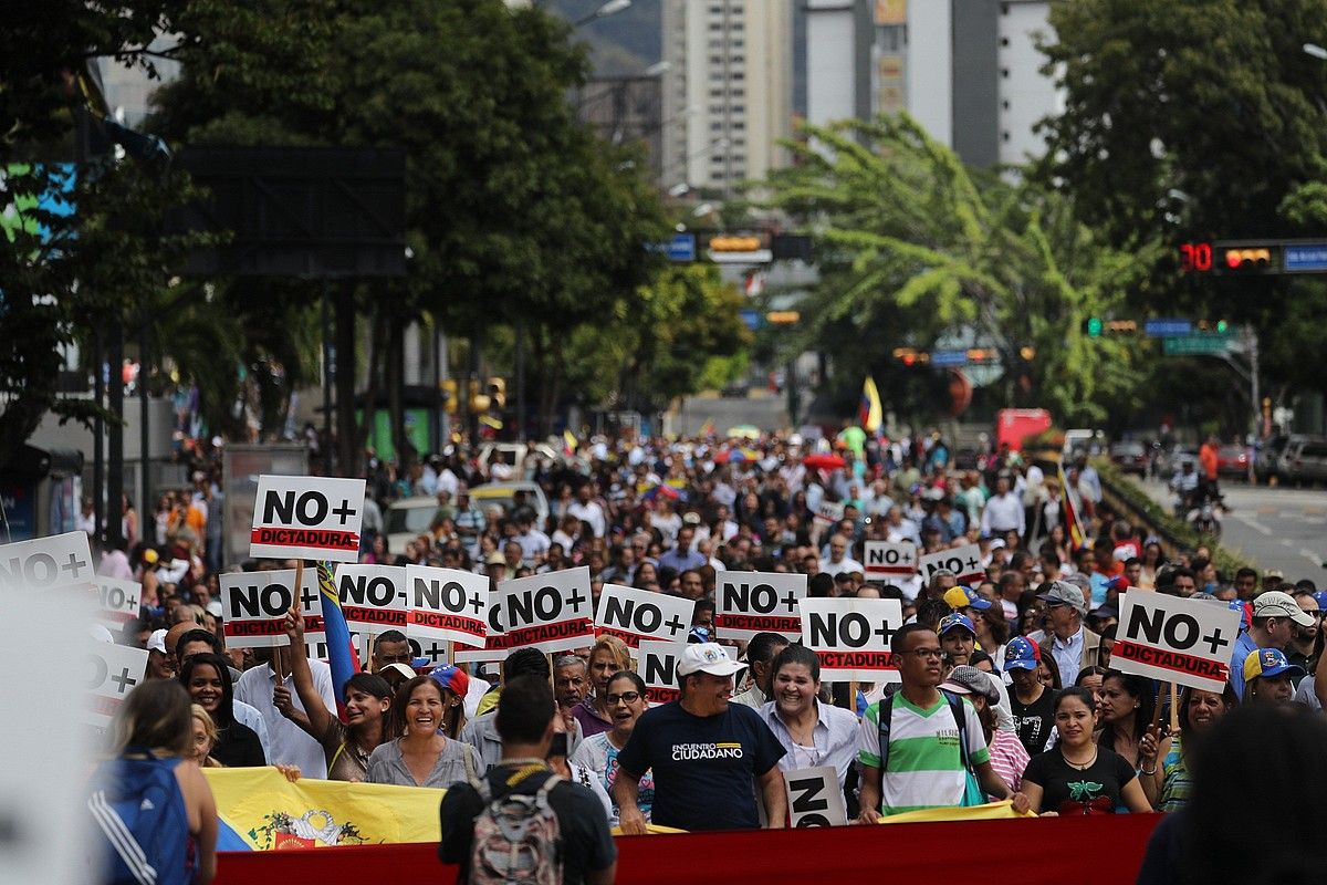 Nicolas Maduro presidentearen aurkako manifestariak «diktadura» salatzen duten leloekin, atzo, Caracasen. MIGUEL GUTIERREZ / EFE.